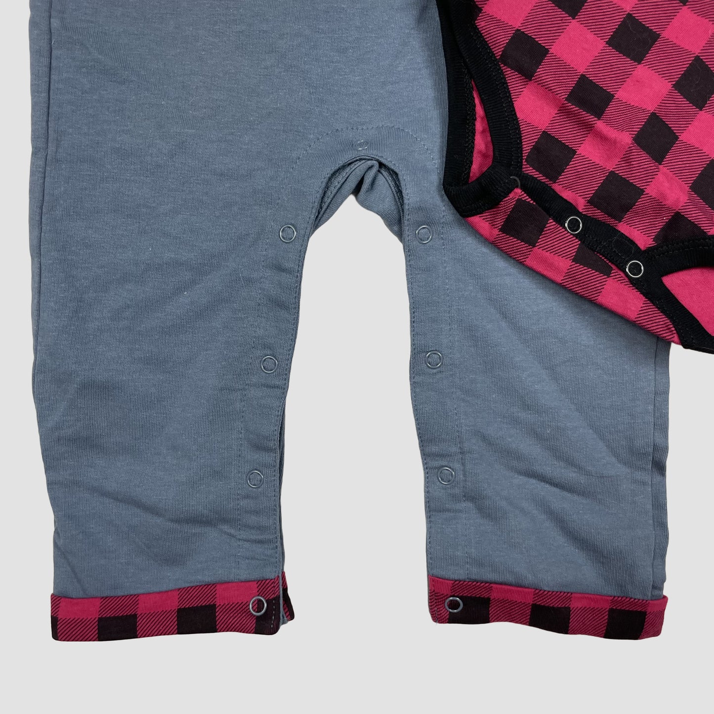 Set aus blaugrauer Latzhose mit Elchapplikation und rot-schwarzem kariertem Langarmbody – close‑up