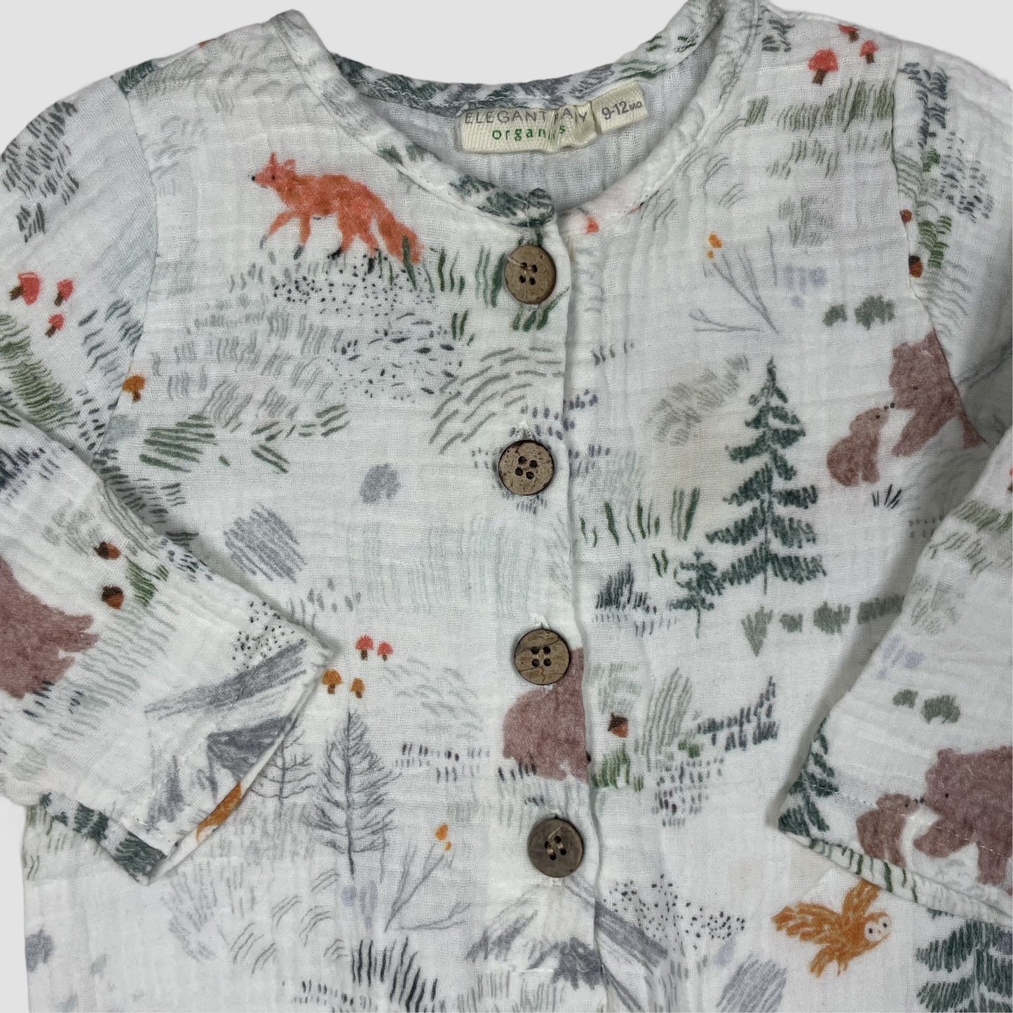 Weißer Baby-Overall mit Waldtier-Print und Holzknöpfen, Größe 9–12 Monate – detail