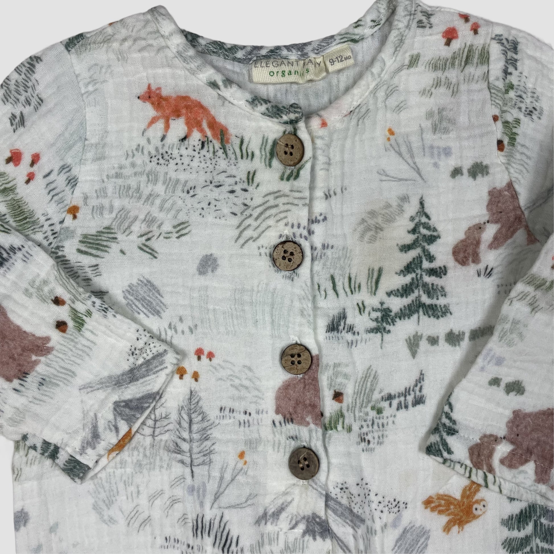 Weißer Baby-Overall mit Waldtier-Print und Holzknöpfen, Größe 9–12 Monate – detail