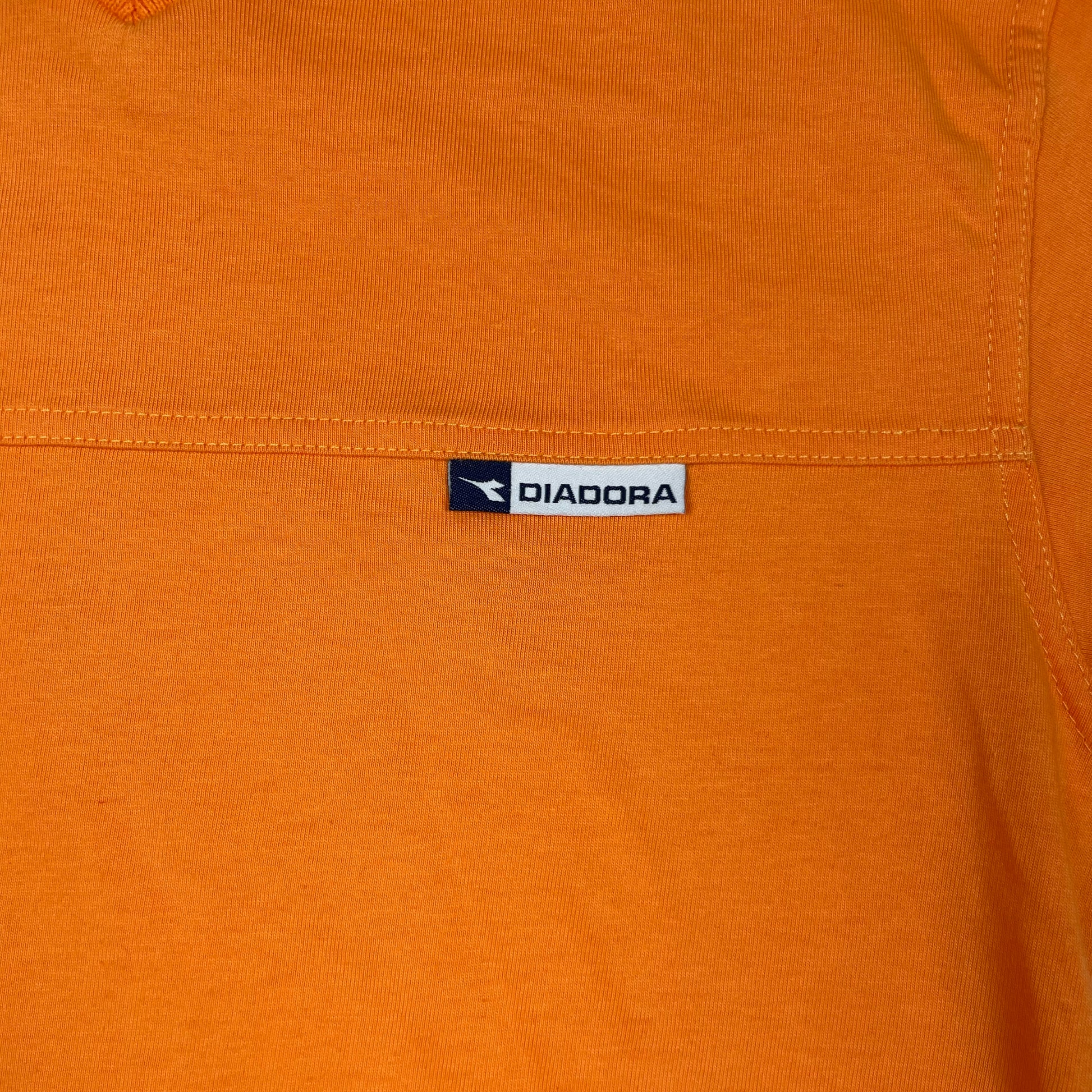 Oranges Baumwoll-T-Shirt mit V-Ausschnitt und Logo-Detail, Größe 158 – detail