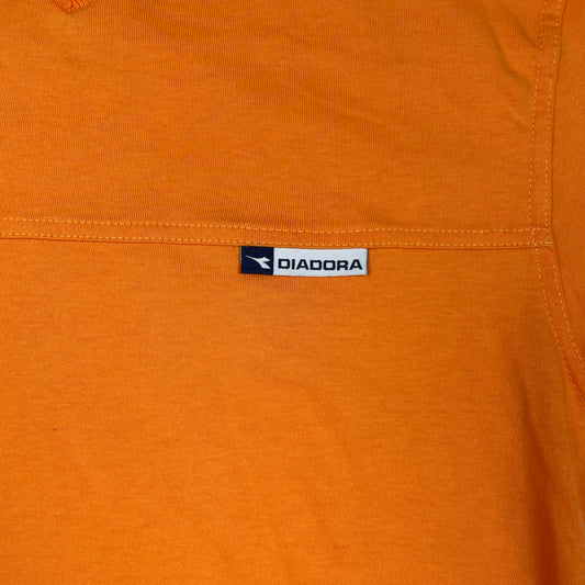 Oranges Baumwoll-T-Shirt mit V-Ausschnitt und Logo-Detail, Größe 158 – detail
