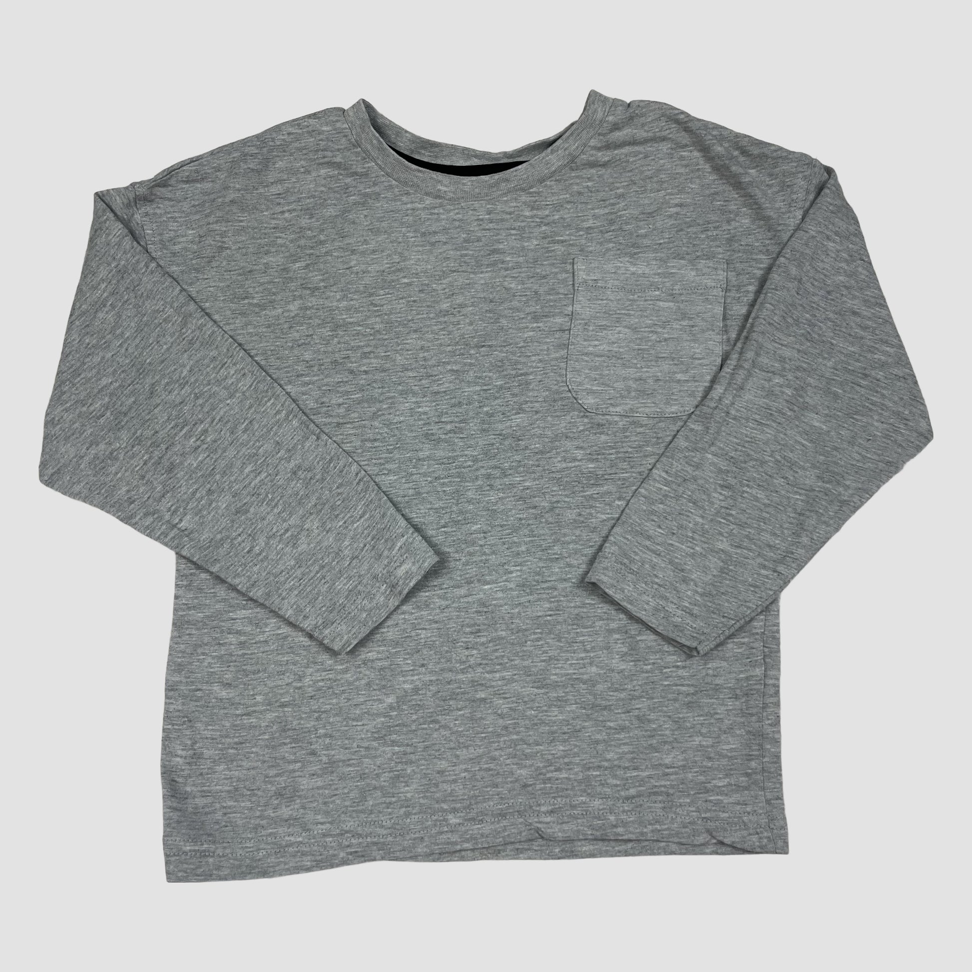 Graues Langarmshirt von George mit Brusttasche, Größe 104–110 – front
