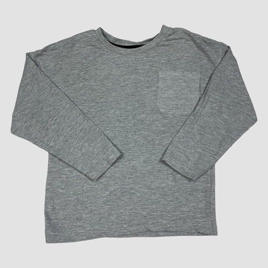 Graues Langarmshirt von George mit Brusttasche, Größe 104–110 – front