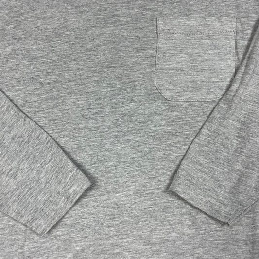 Graues Langarmshirt von George mit Brusttasche, Größe 104–110 – detail