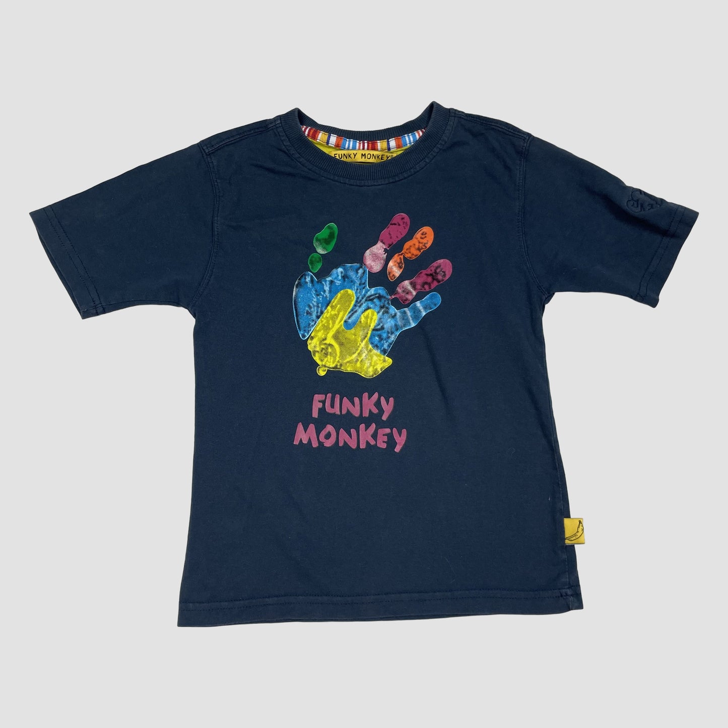 Dunkelblaues Kinder-T-Shirt mit bunter Handprint-Grafik und Schriftzügen vorne und hinten – front