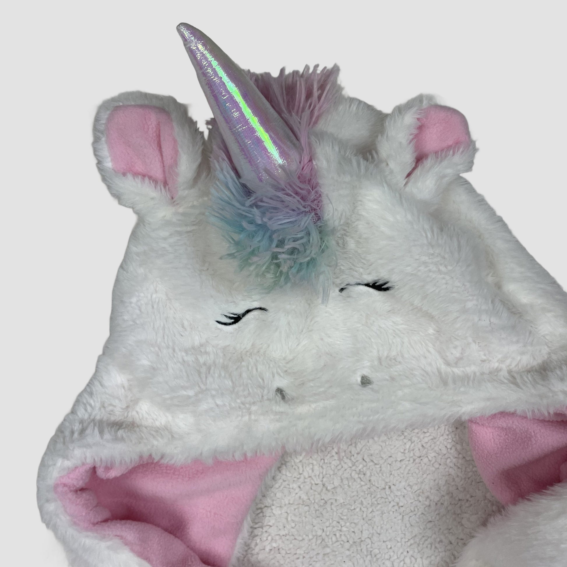 Weiße Einhorn-Mütze mit langen Schal-Enden und Taschen, rosa Fleece innen, Größe 7–10 Jahre – detail