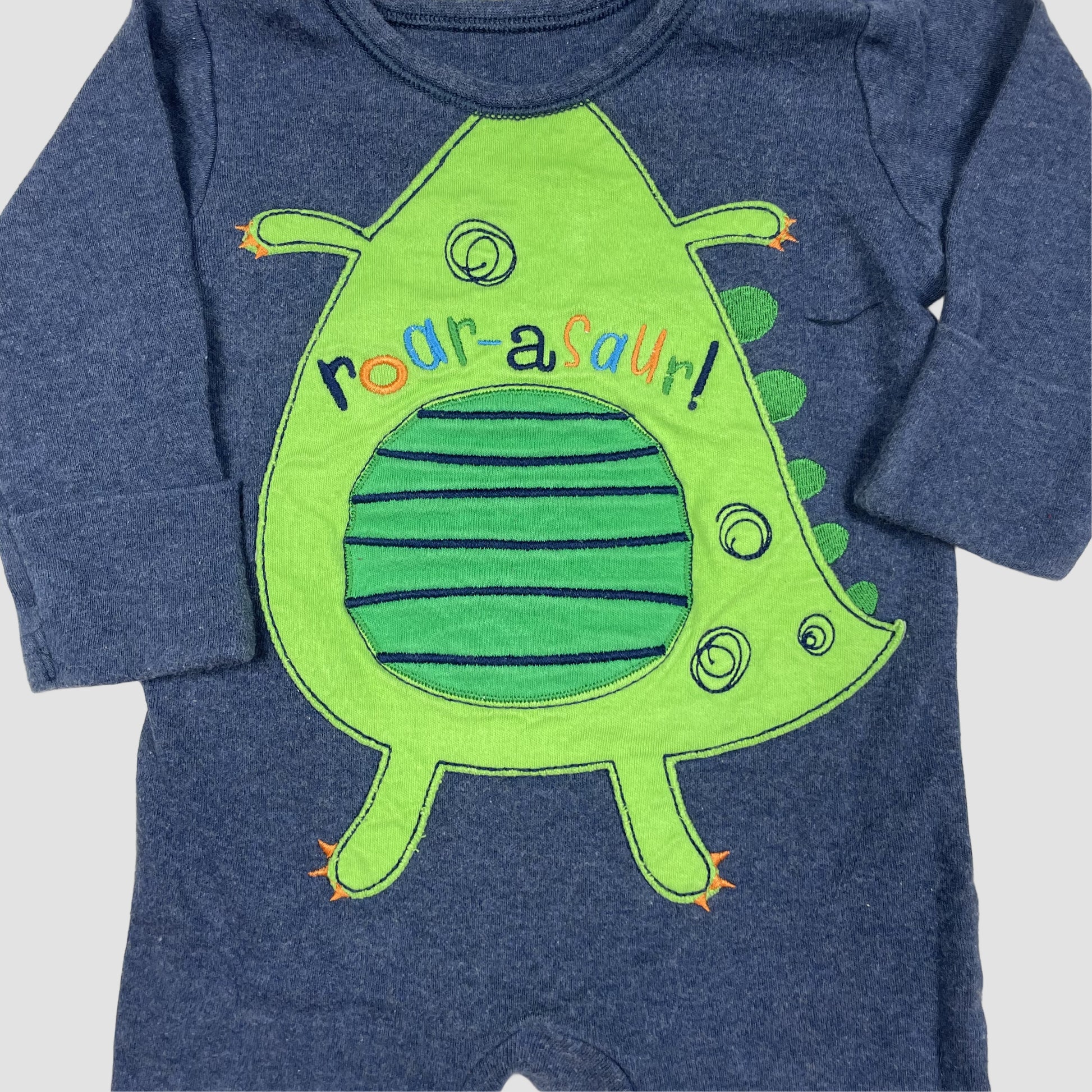 Dunkelblauer Baby-Schlafanzug aus 100% Baumwolle mit grüner Dino-Applikation detail