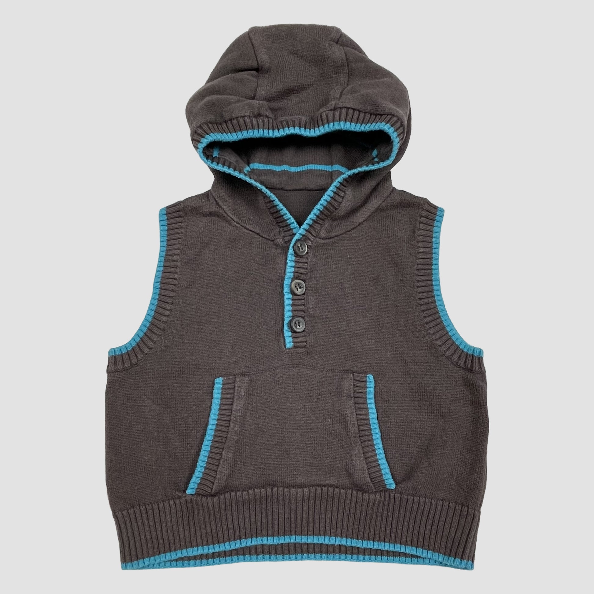 Brauner ärmelloser Kapuzenpullover für Babys mit türkisen Abschlüssen und Kängurutasche, Größe 3–6 Monate – front