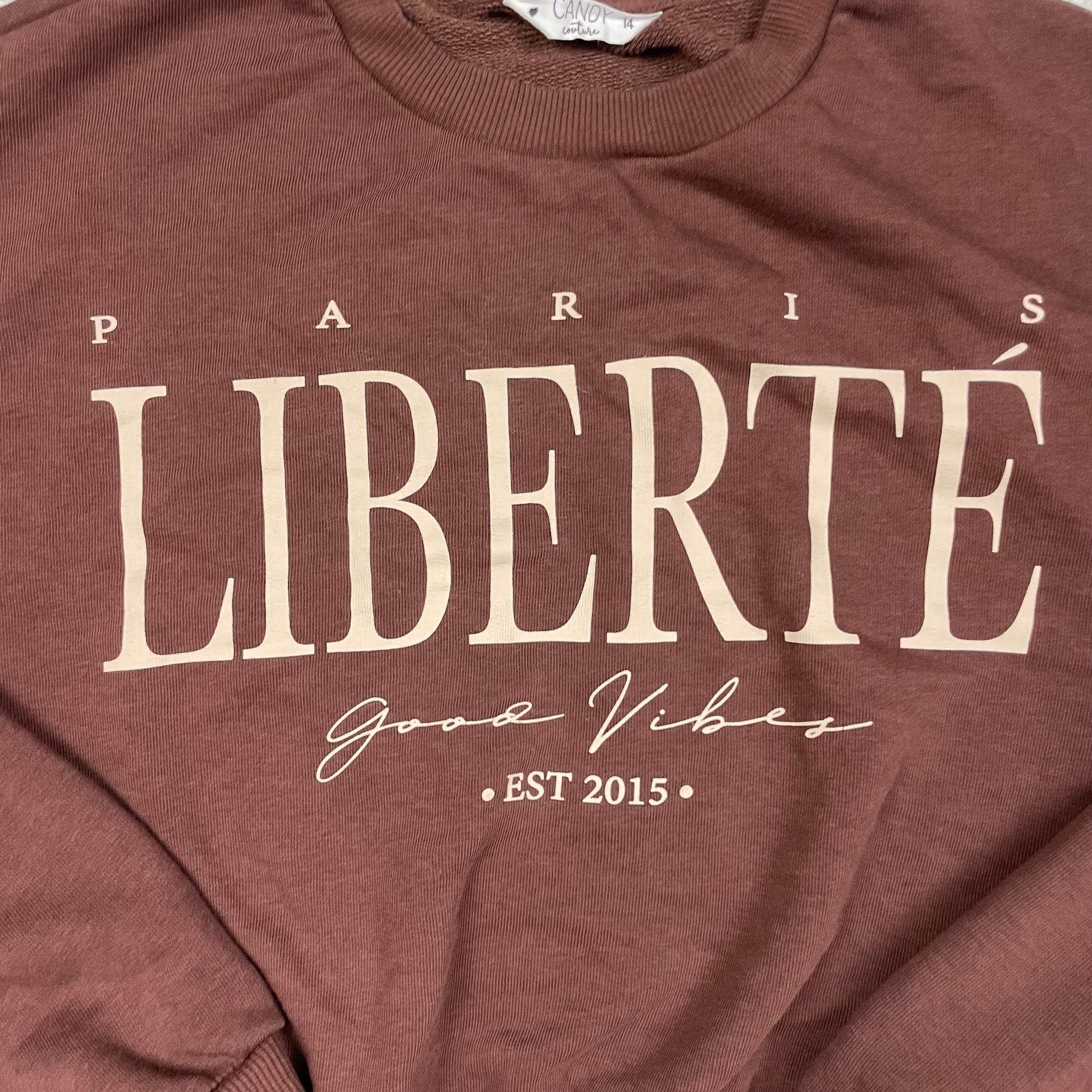 Braunes Cropped-Sweatshirt mit Liberté-Print vorne, Größe 14 – detail