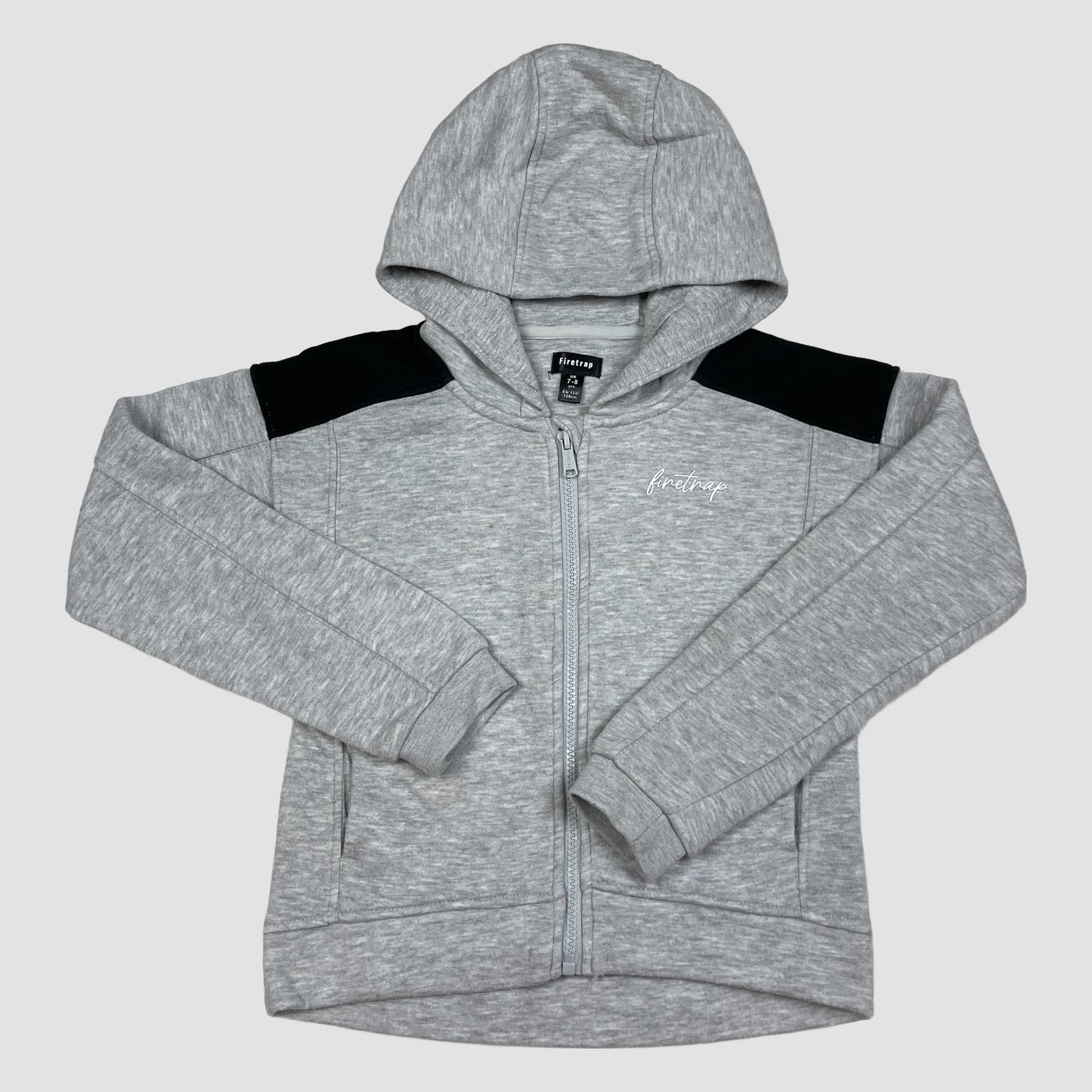 Graue Kapuzenjacke mit Reißverschluss und schwarzen Schulterpartien, Größe 122/128 – front