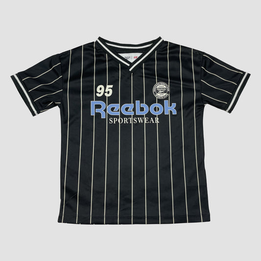 Schwarzes Kinder-T-Shirt mit Nadelstreifen und großem Reebok Sportswear Aufdruck, Größe 98/104 – front