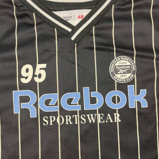 Schwarzes Kinder-T-Shirt mit Nadelstreifen und großem Reebok Sportswear Aufdruck, Größe 98/104 – detail