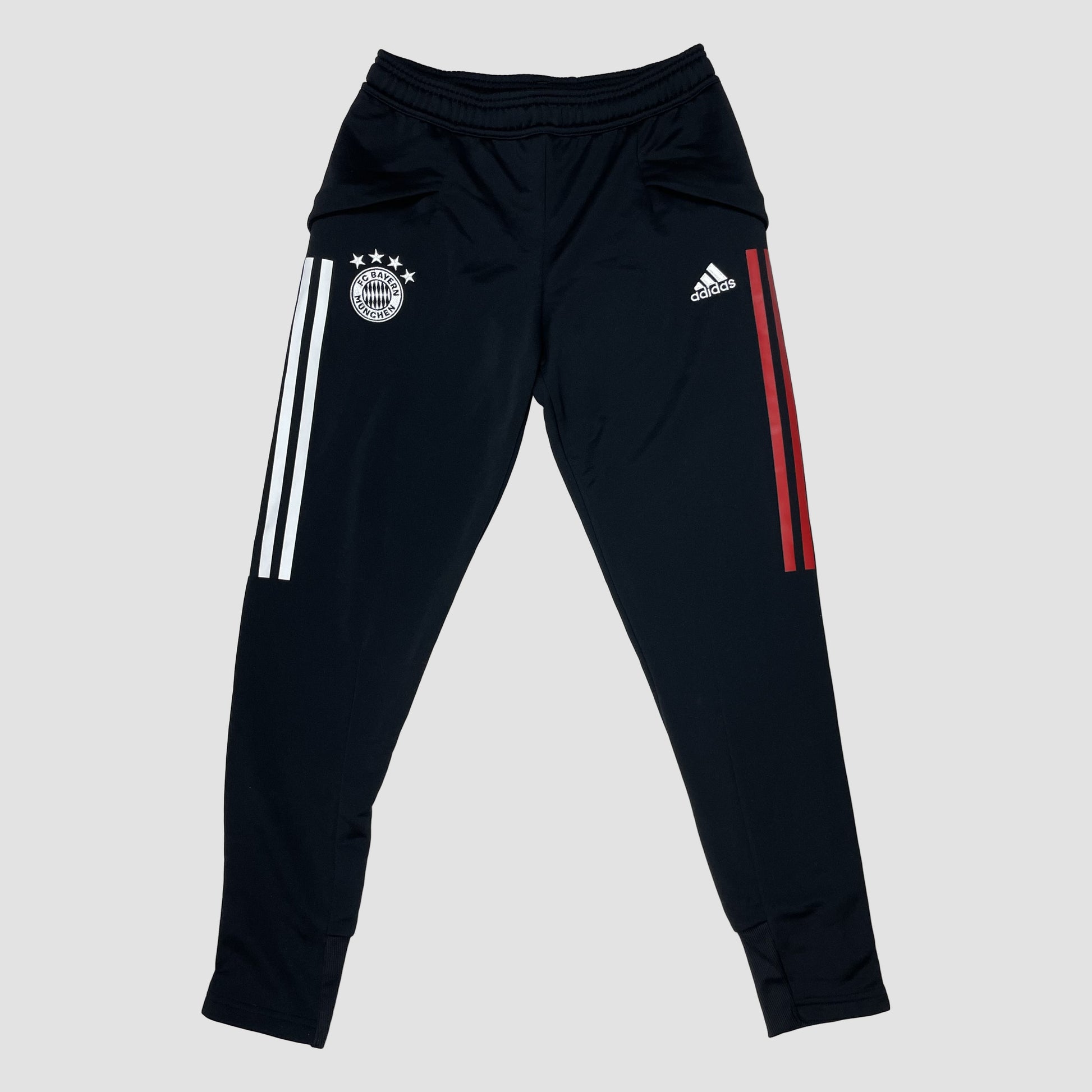 Schwarze Kinder-Trainingshose mit weißen und roten Seitenstreifen und Vereinslogo, Größe 152 – front