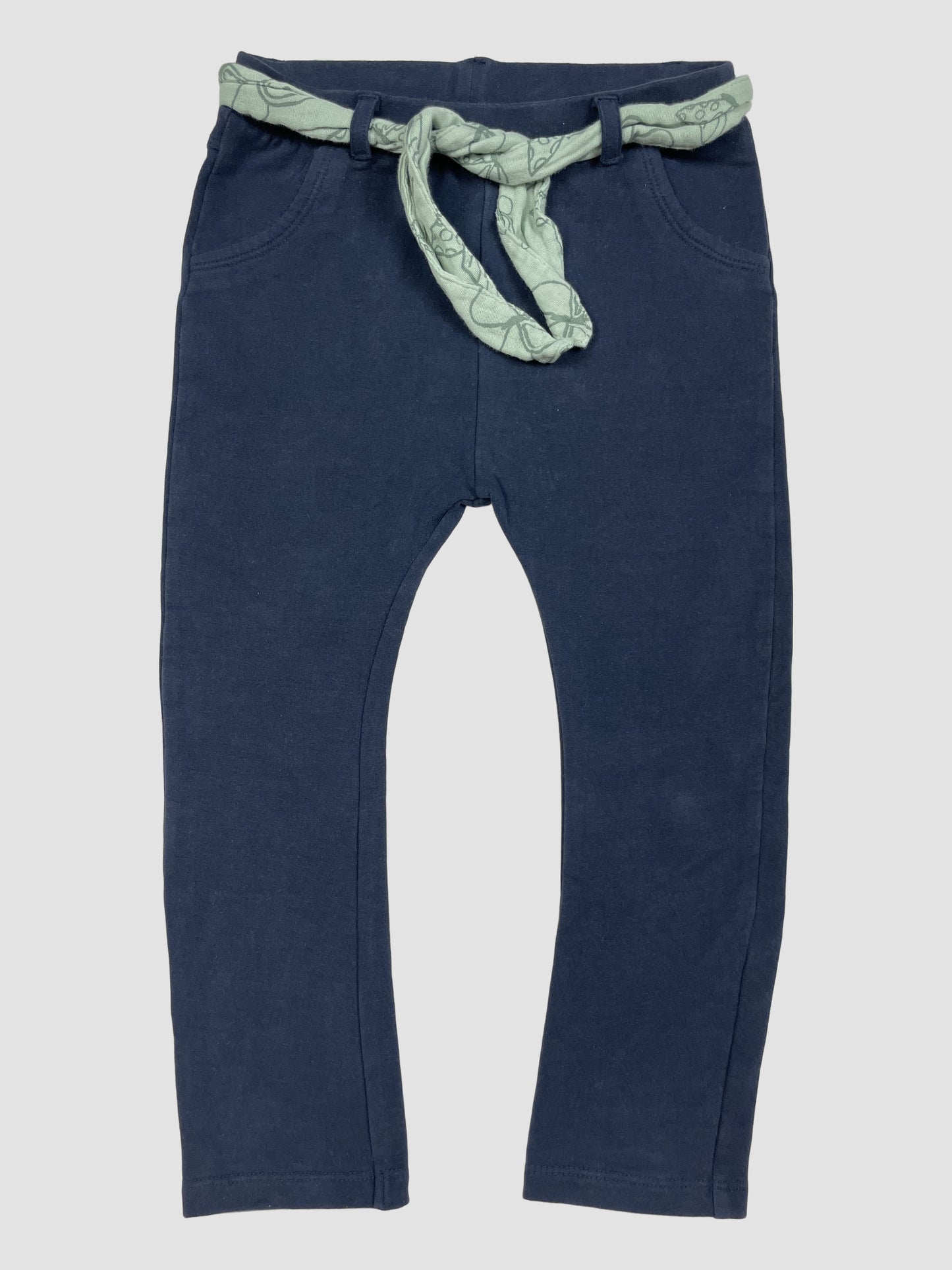Dunkelblaue Kinderhose aus Jersey mit grünem Bindegürtel, Größe 92