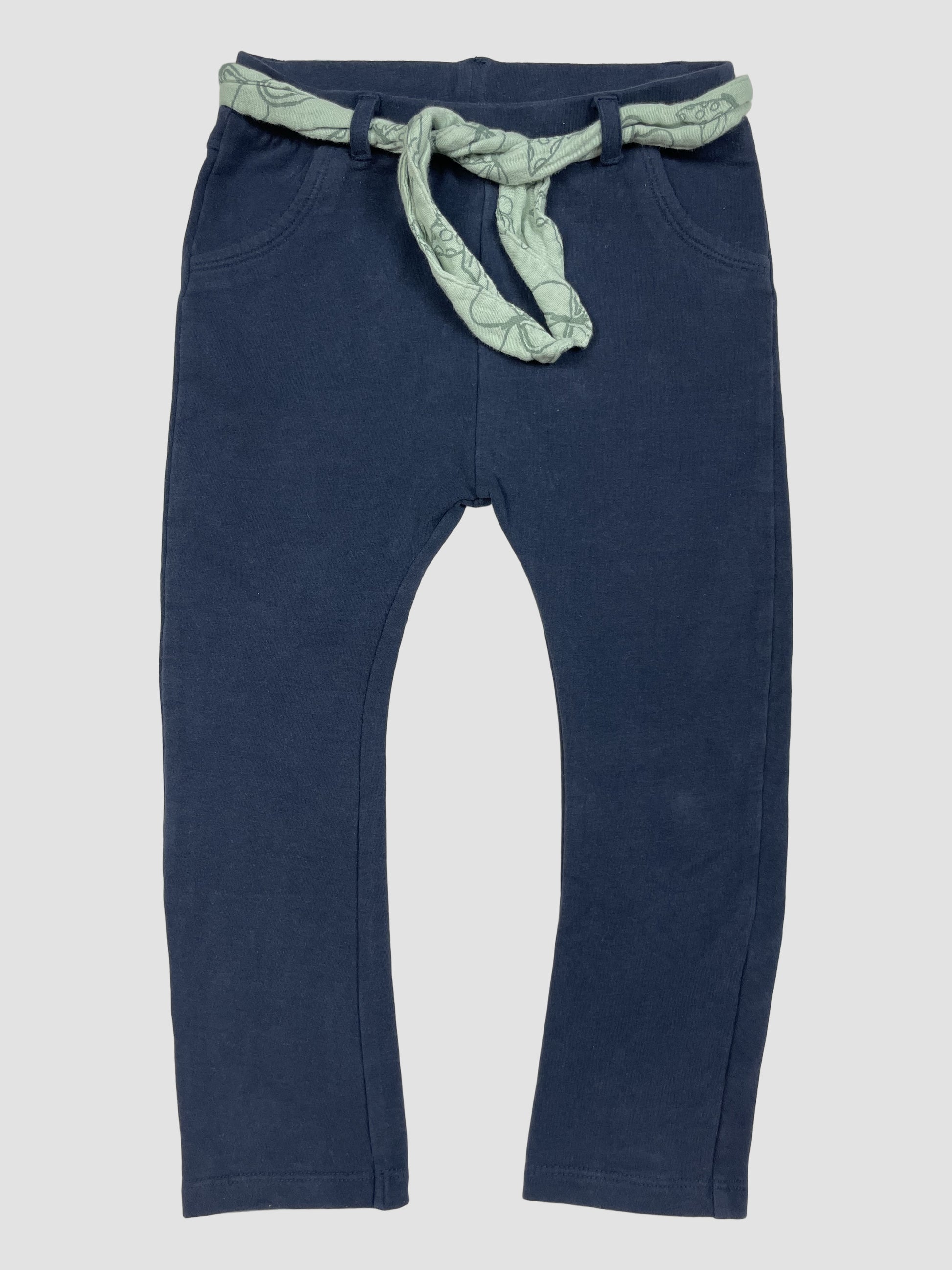Dunkelblaue Kinderhose aus Jersey mit grünem Bindegürtel, Größe 92