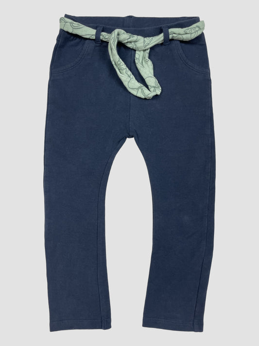 Dunkelblaue Kinderhose aus Jersey mit grünem Bindegürtel, Größe 92