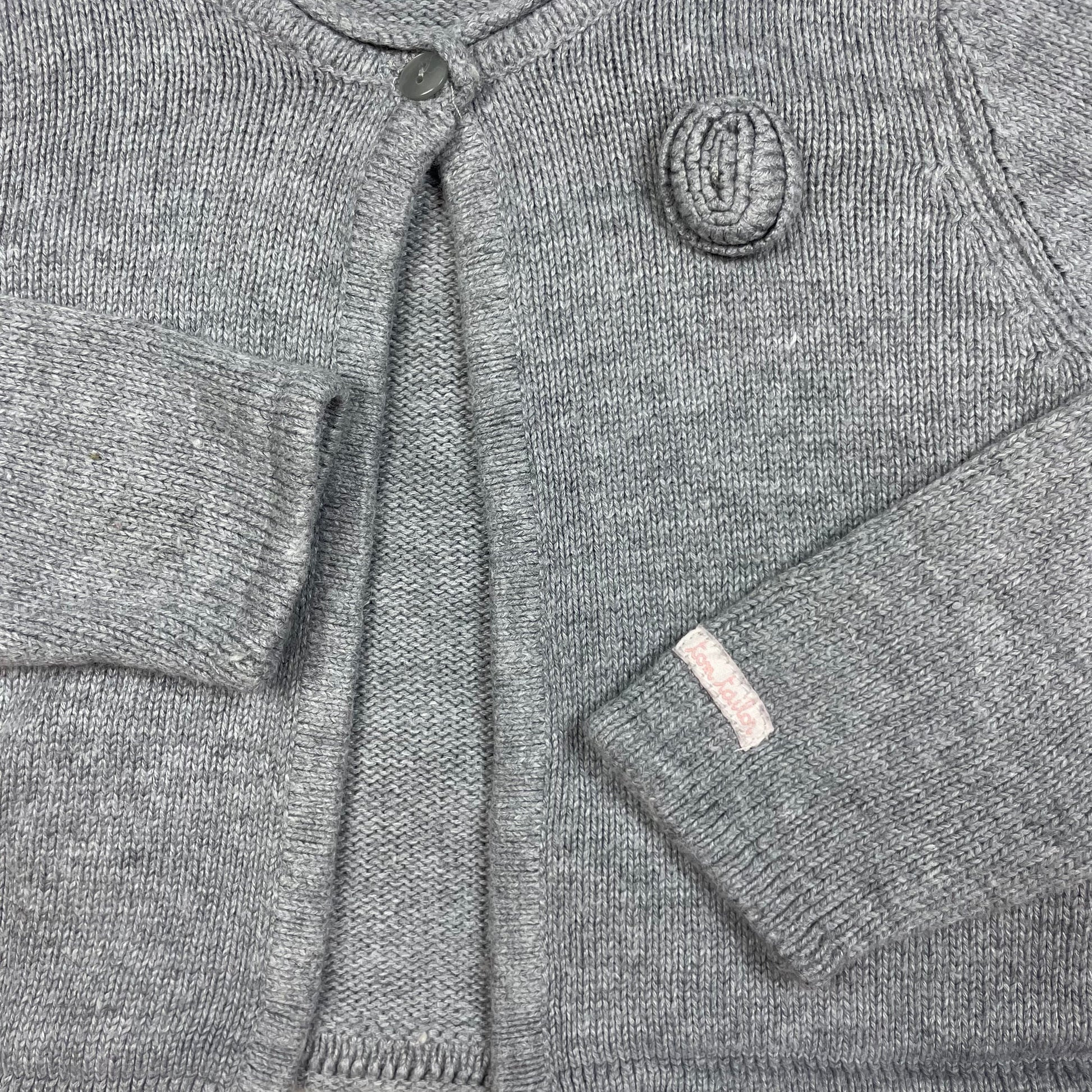 Graue Strickjacke von Tom Tailor, Größe 92, mit Rosetten-Detail und Ein-Knopf-Verschluss – detail
