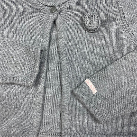 Graue Strickjacke von Tom Tailor, Größe 92, mit Rosetten-Detail und Ein-Knopf-Verschluss – detail