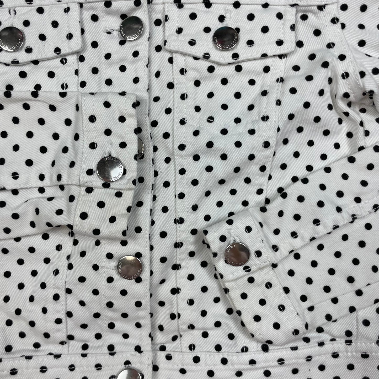 Weiße Kinder-Jeansjacke mit schwarzen Punkten und Druckknöpfen – detail