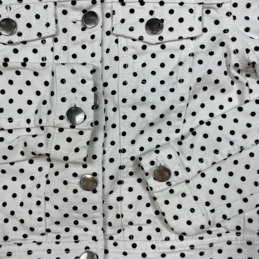 Weiße Kinder-Jeansjacke mit schwarzen Punkten und Druckknöpfen – detail
