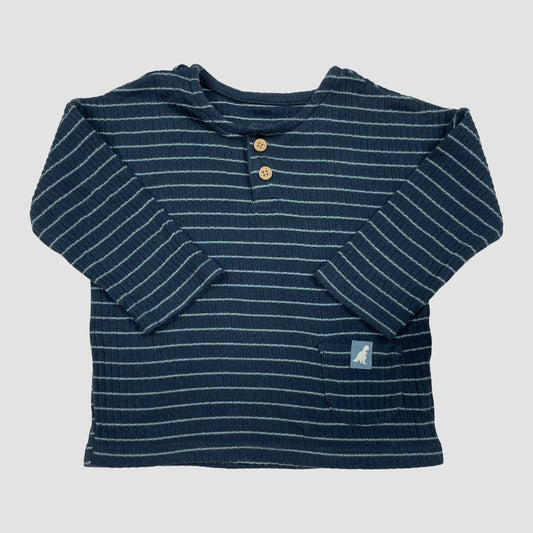 Dunkelblaues gestreiftes Baby-Langarmshirt mit Knopfleiste und Tasche, Größe 6–9 Monate – front