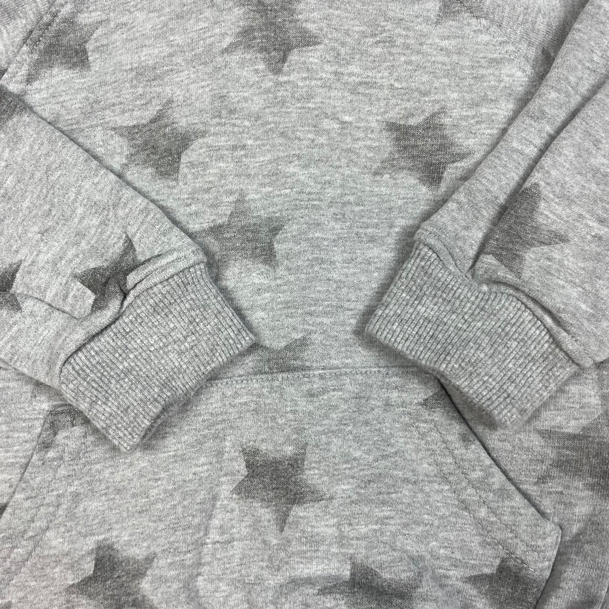 Grauer Kapuzenpullover mit Sternenmuster von M&Co, Größe 12–18 Monate – detail