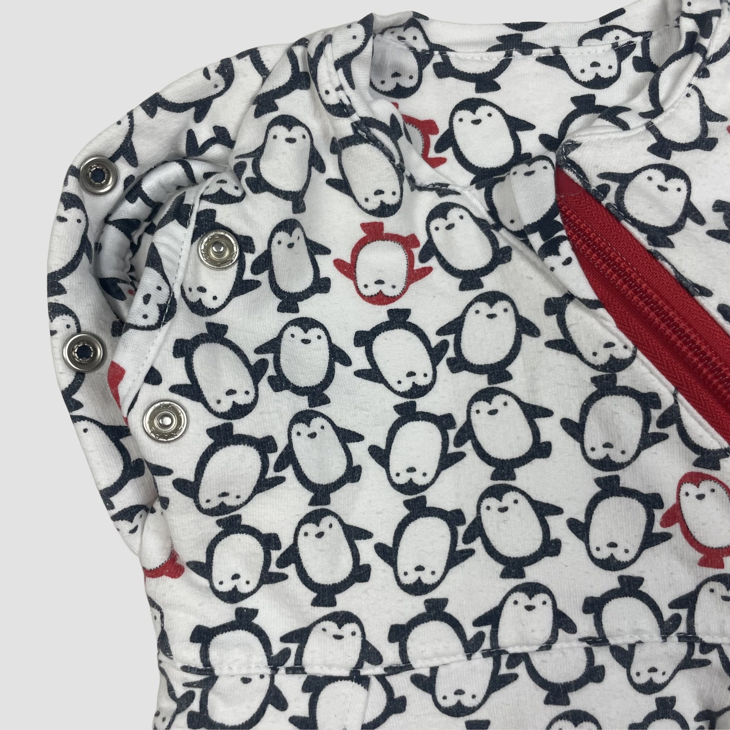 Weißer Pucksack mit Pinguinmuster und rotem Reißverschluss, Größe 0–3 Monate