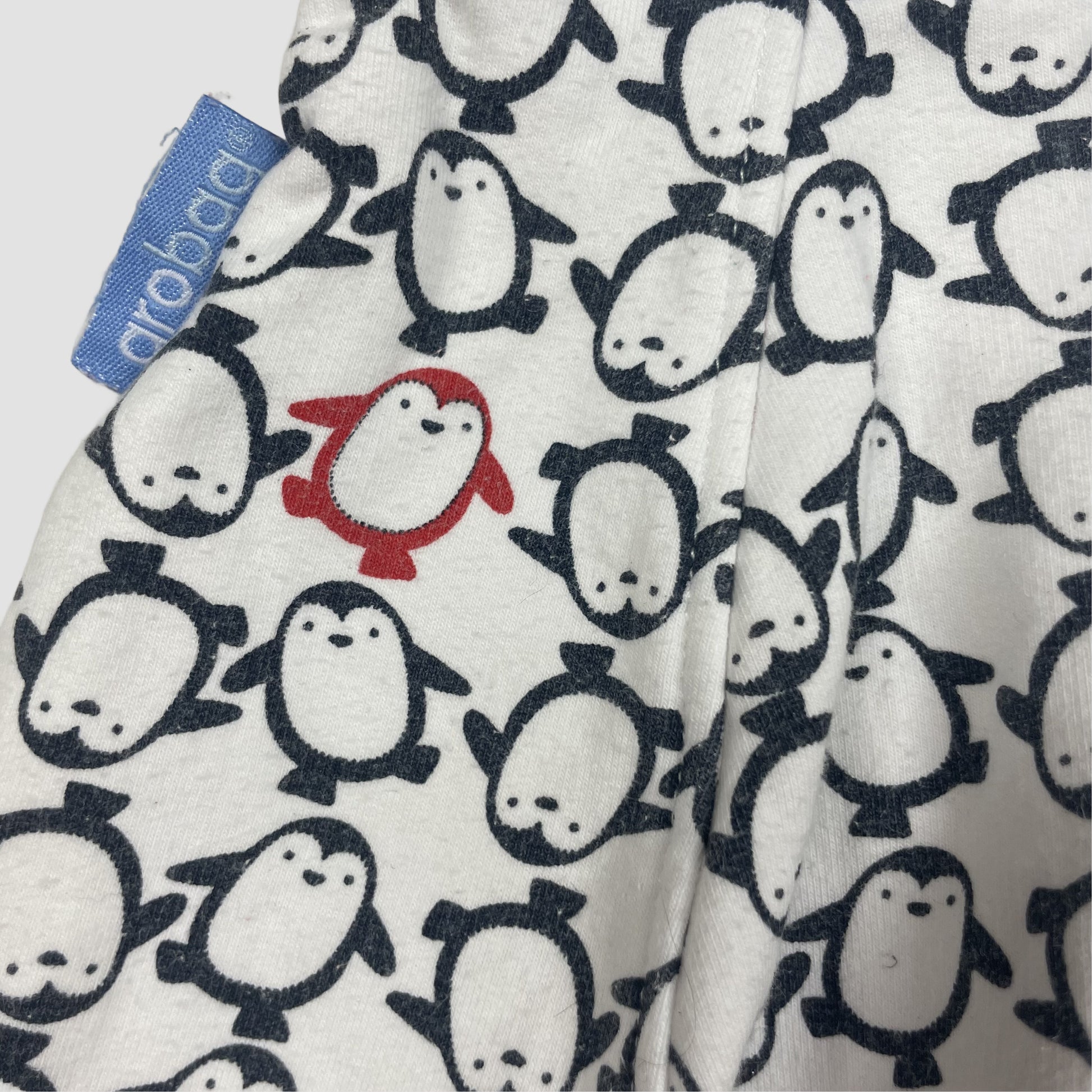 Weißer Pucksack mit Pinguinmuster und rotem Reißverschluss, Größe 0–3 Monate