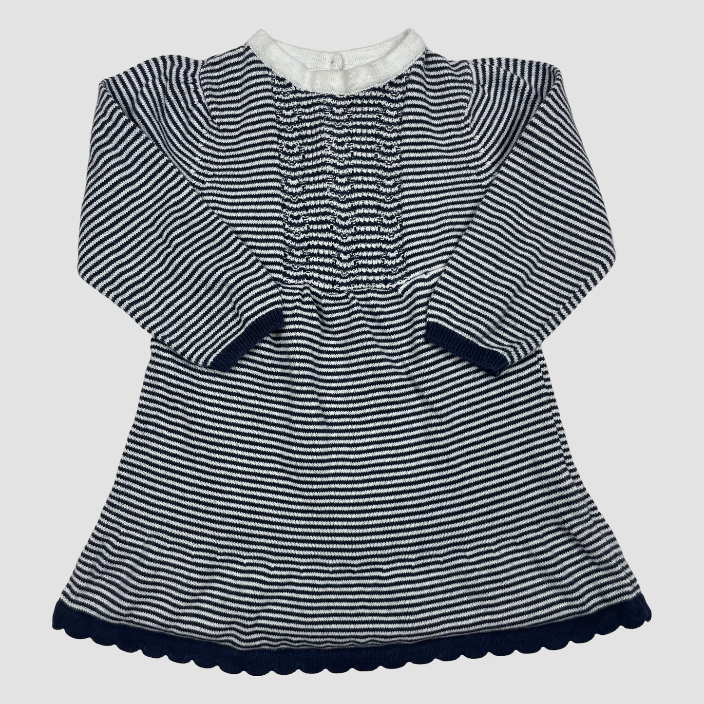 Gestreiftes dunkelblau-weißes Strickkleid für Babys, lange Ärmel, Smockdetail, Größe 86 – front