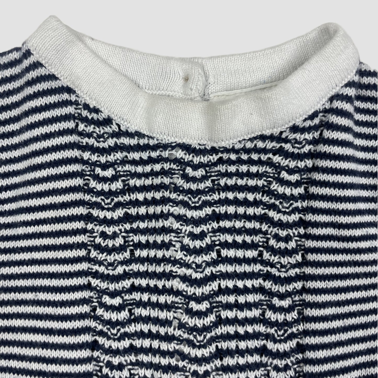 Gestreiftes dunkelblau-weißes Strickkleid für Babys, lange Ärmel, Smockdetail, Größe 86 – detail