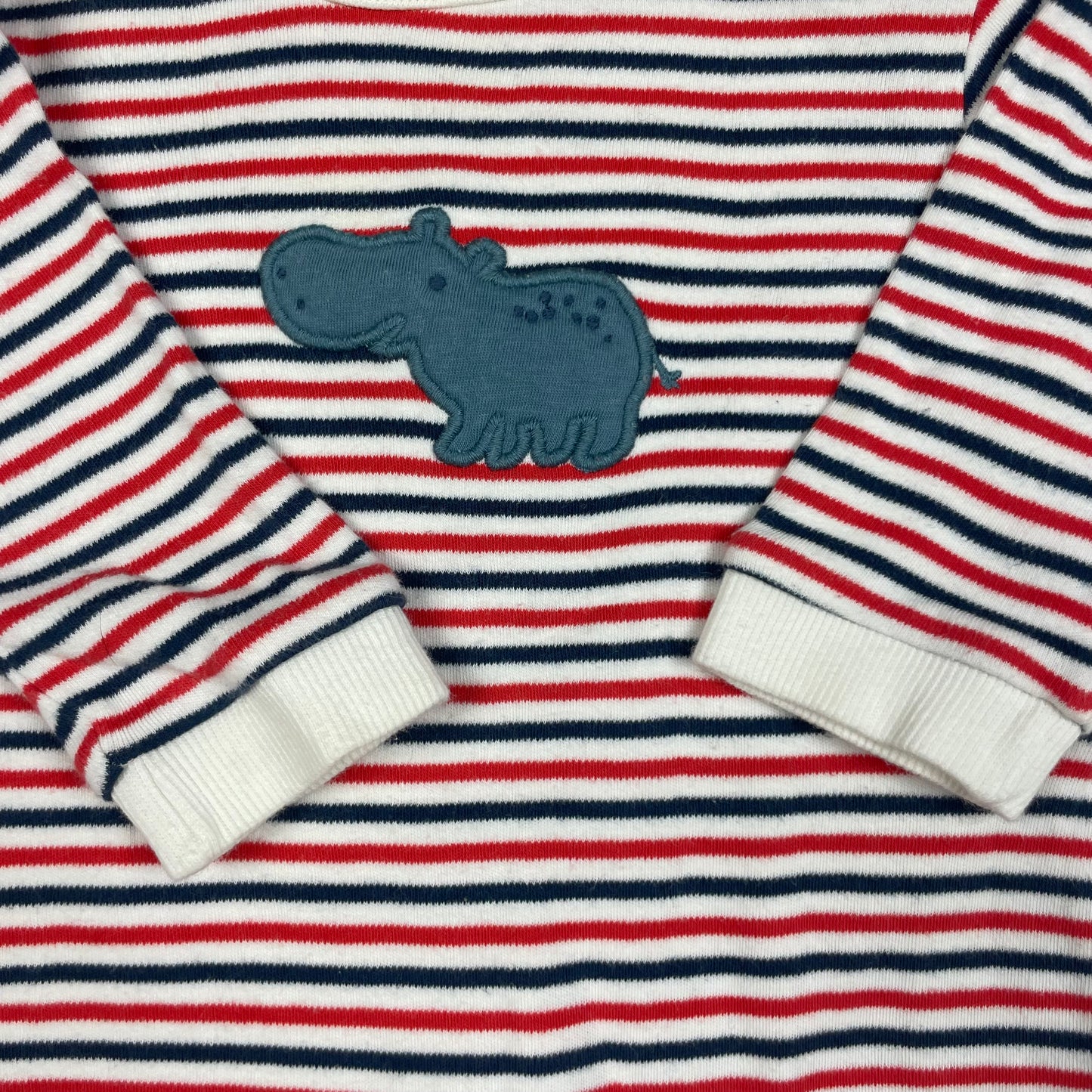 Gestreifter Baby-Overall in Rot, Blau und Weiß mit Nilpferd-Applikation – detail