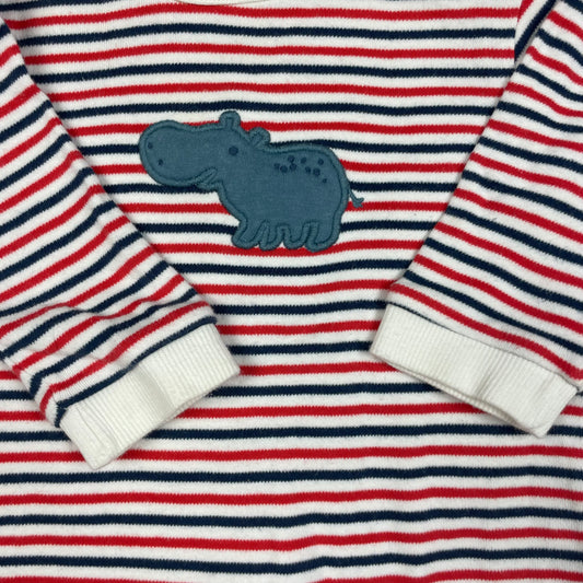 Gestreifter Baby-Overall in Rot, Blau und Weiß mit Nilpferd-Applikation – detail