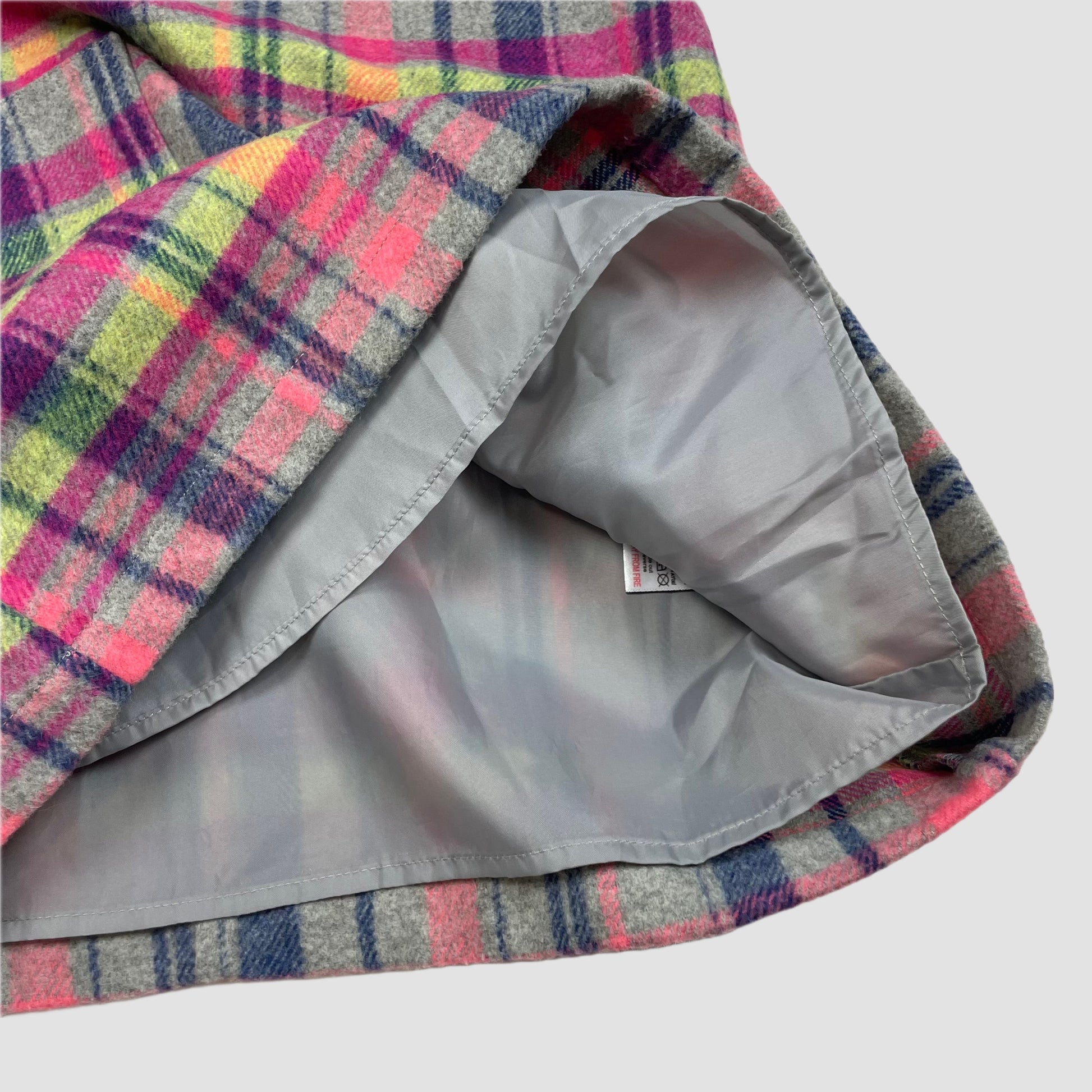 Kariertes Latzkleid für Mädchen in Grau, Pink und Grün mit Taschen, Größe 8 Jahre – detail