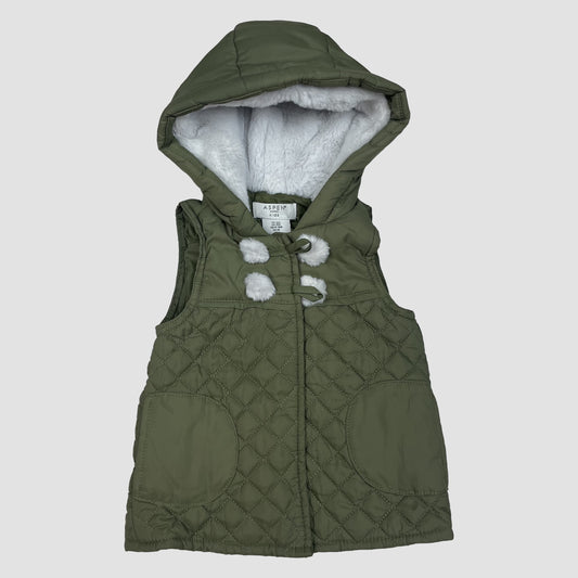 Olivgrüne gesteppte Kinderweste mit Kapuze und Kunstfellfutter, Größe 86 – front