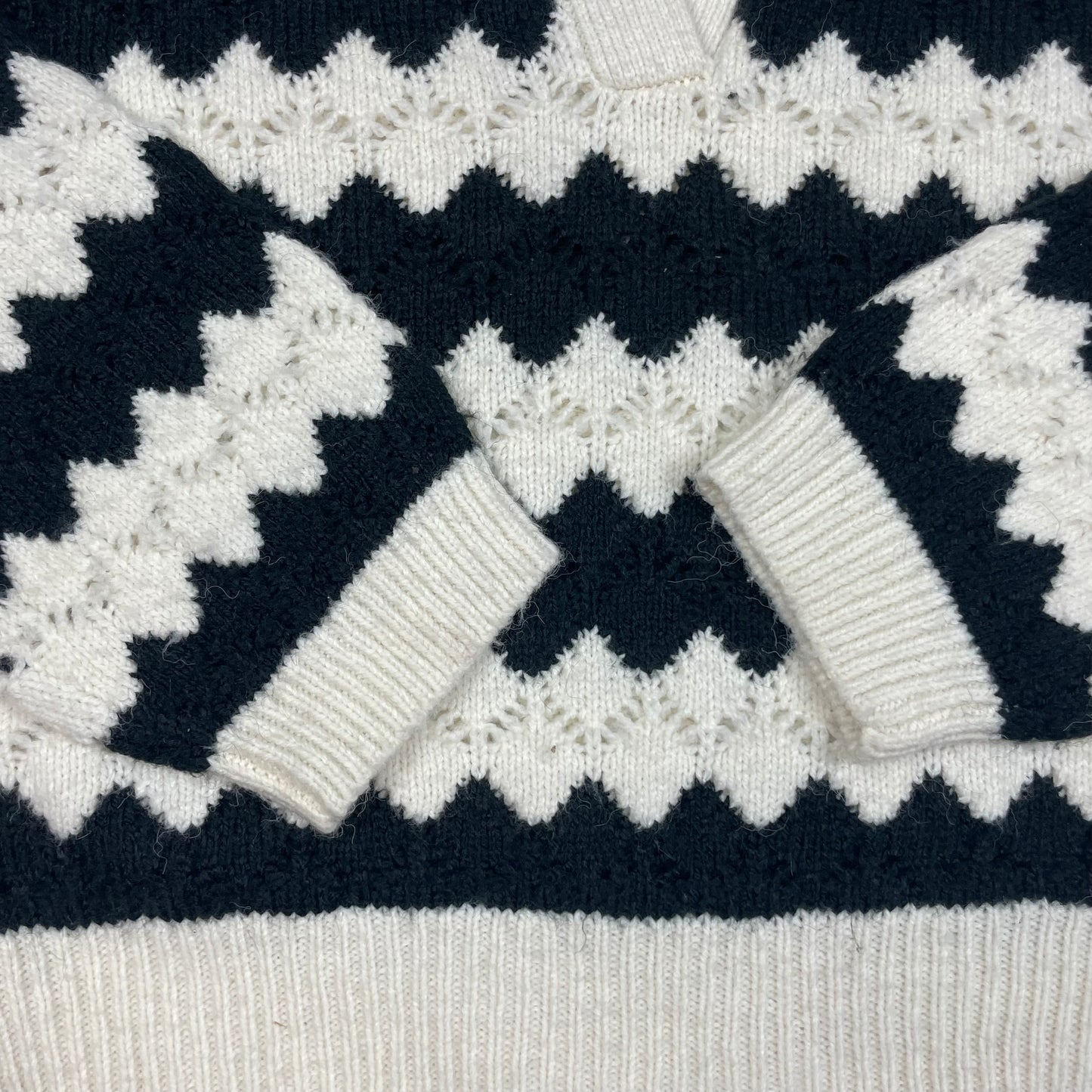 Schwarz-weißer Strickpullover mit Zickzackmuster und Polokragen, Größe 164 – detail