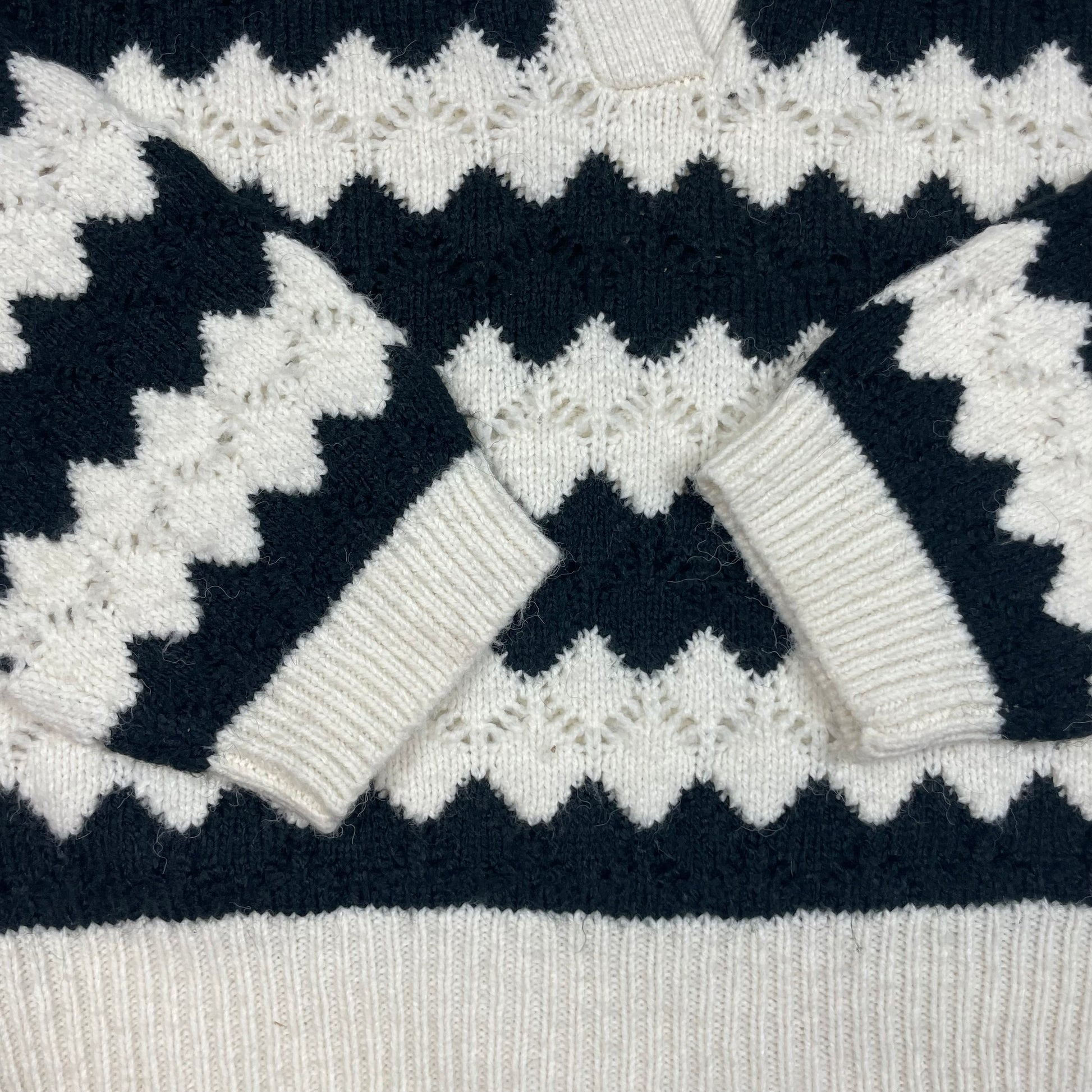 Schwarz-weißer Strickpullover mit Zickzackmuster und Polokragen, Größe 164 – detail