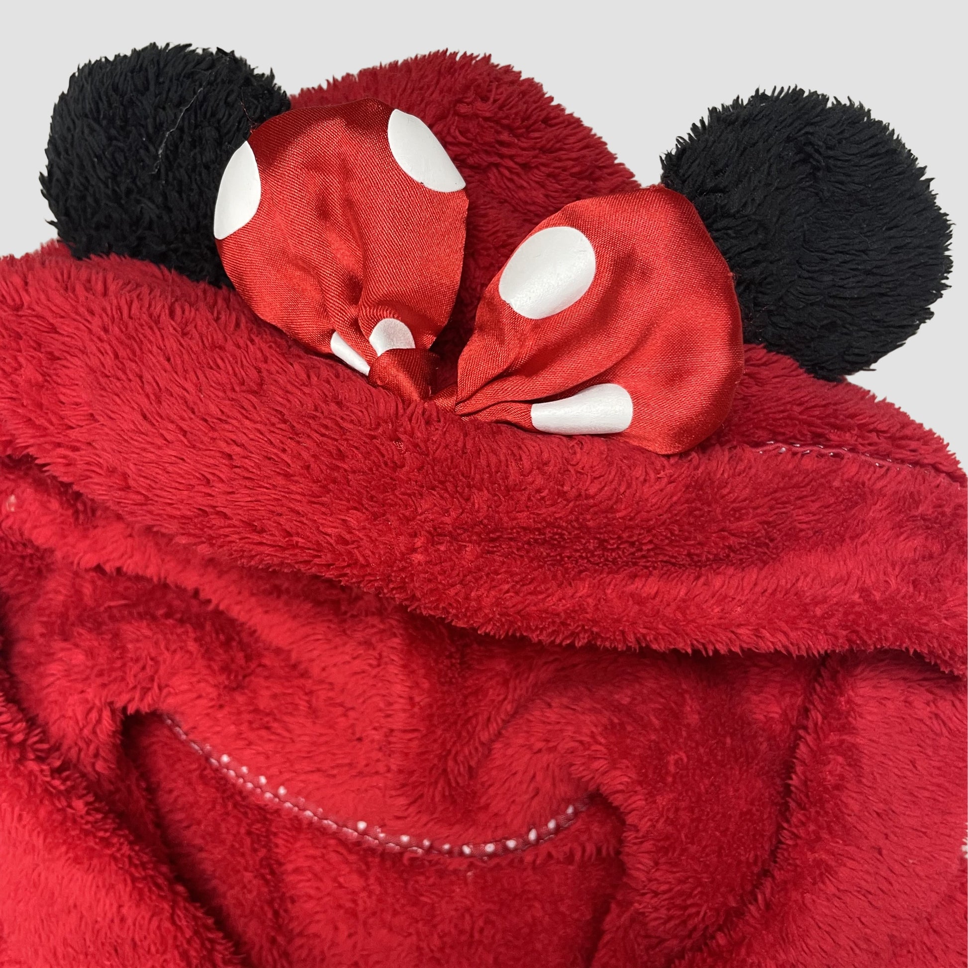 Roter Kinder-Bademantel mit Minnie-Maus-Details, Kapuze und Gürtel – detail
