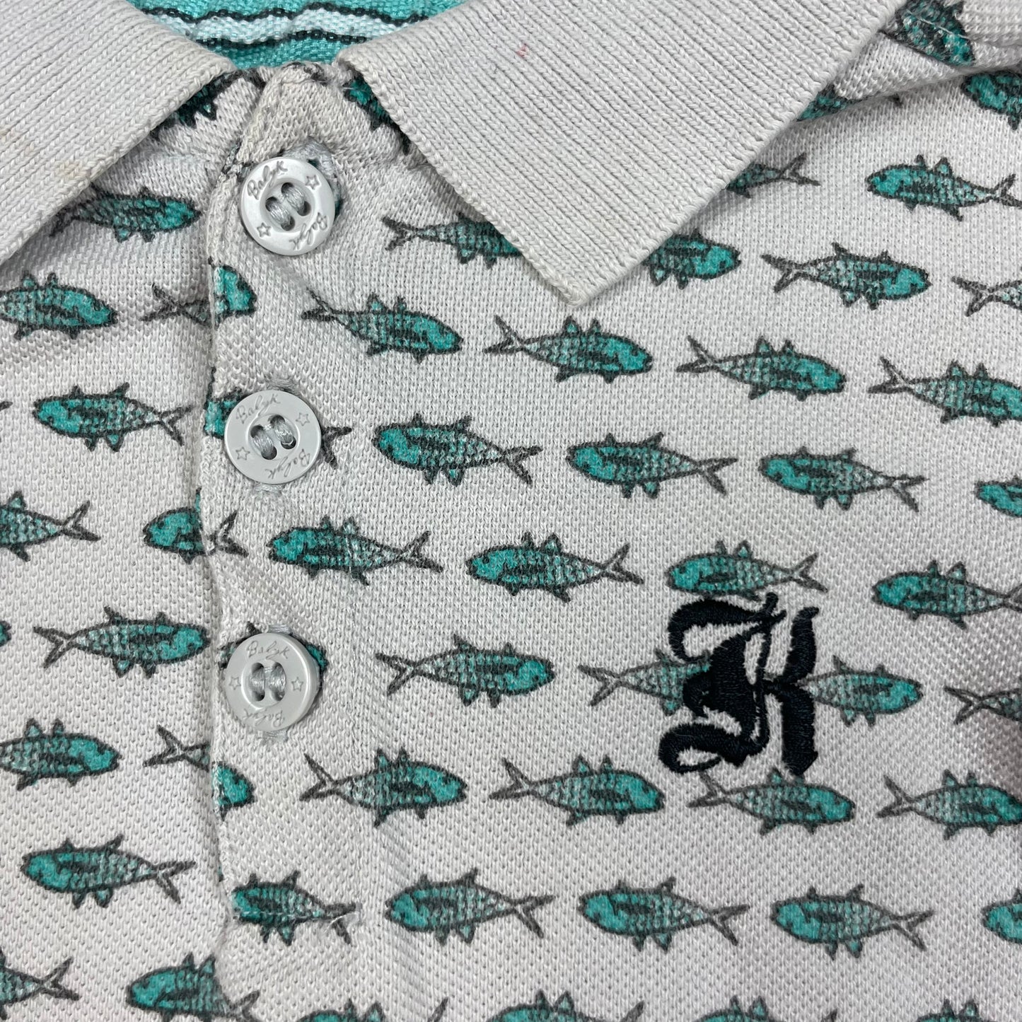 Graues Baby-Poloshirt mit Haifischmuster, kurze Ärmel, Größe 9–12 Monate – detail