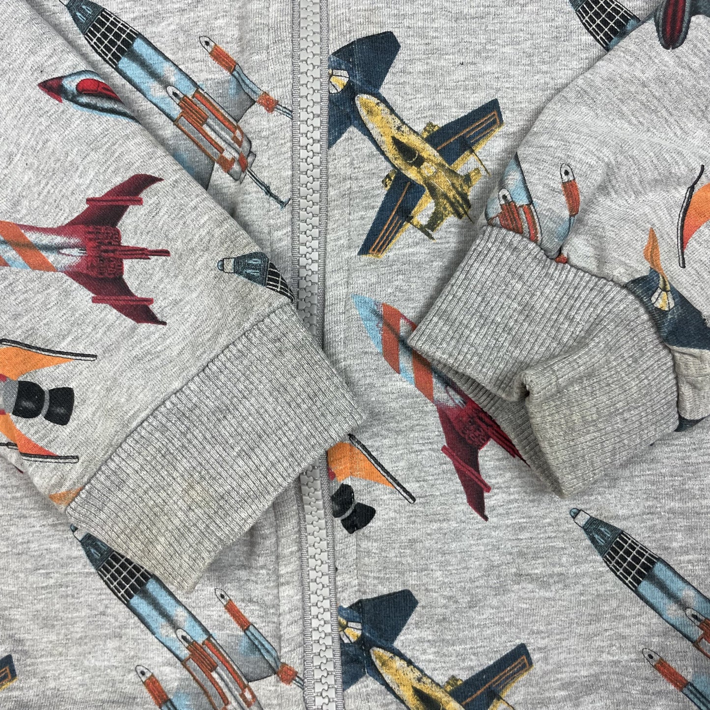 Graue Sweatjacke mit Raketenprint, Größe 110 – detail