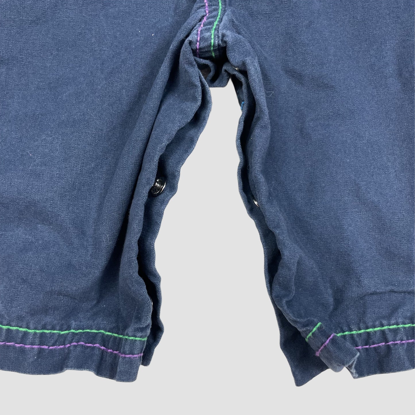 Dunkelblauer Baby-Latzoverall mit bunten Kontrastnähten und Tiermotiv, Größe 3–6 Monate – close‑up