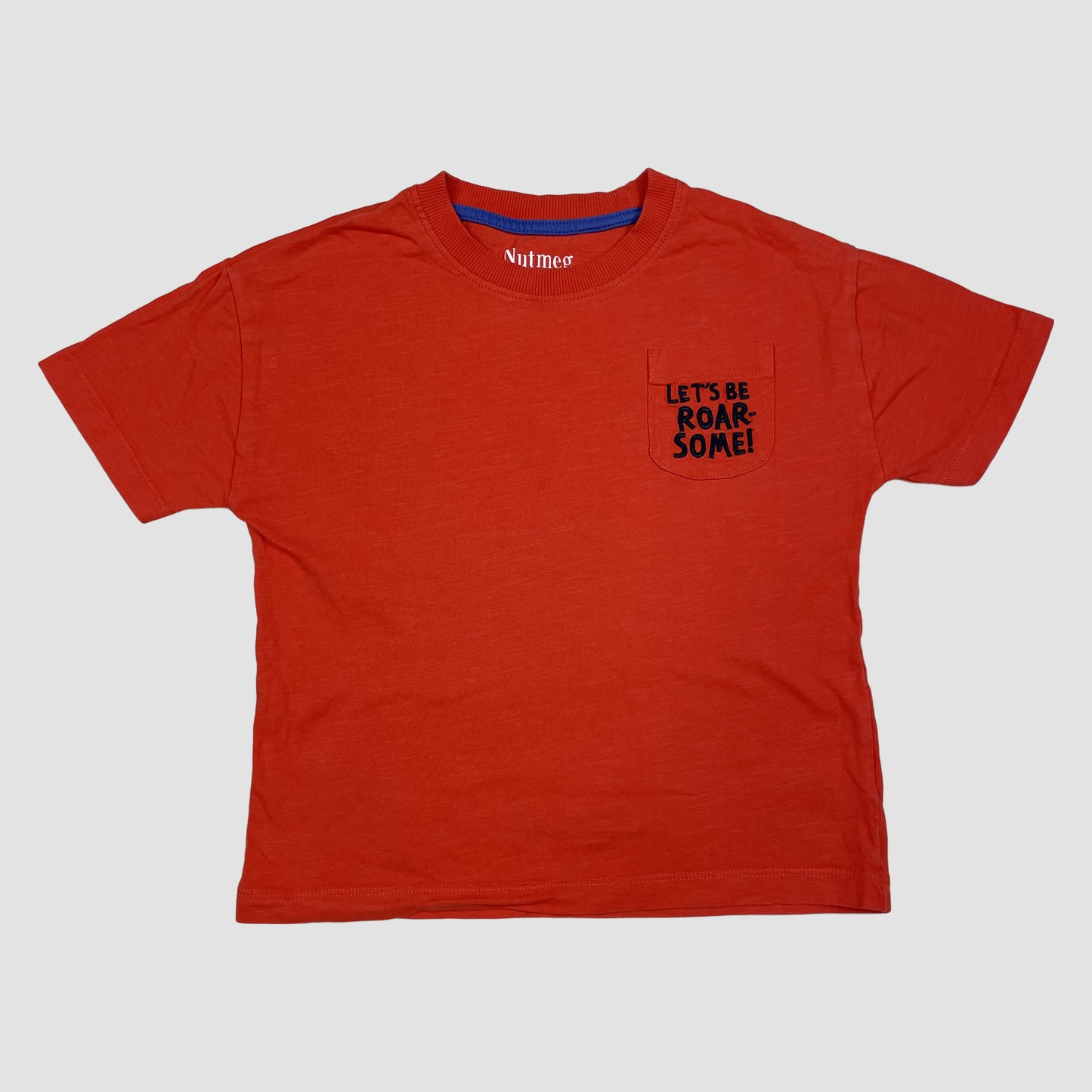 Rotes T-Shirt mit Brusttasche und Schriftzug „Let’s be roarsome!”, Größe 4–5 Jahre – front