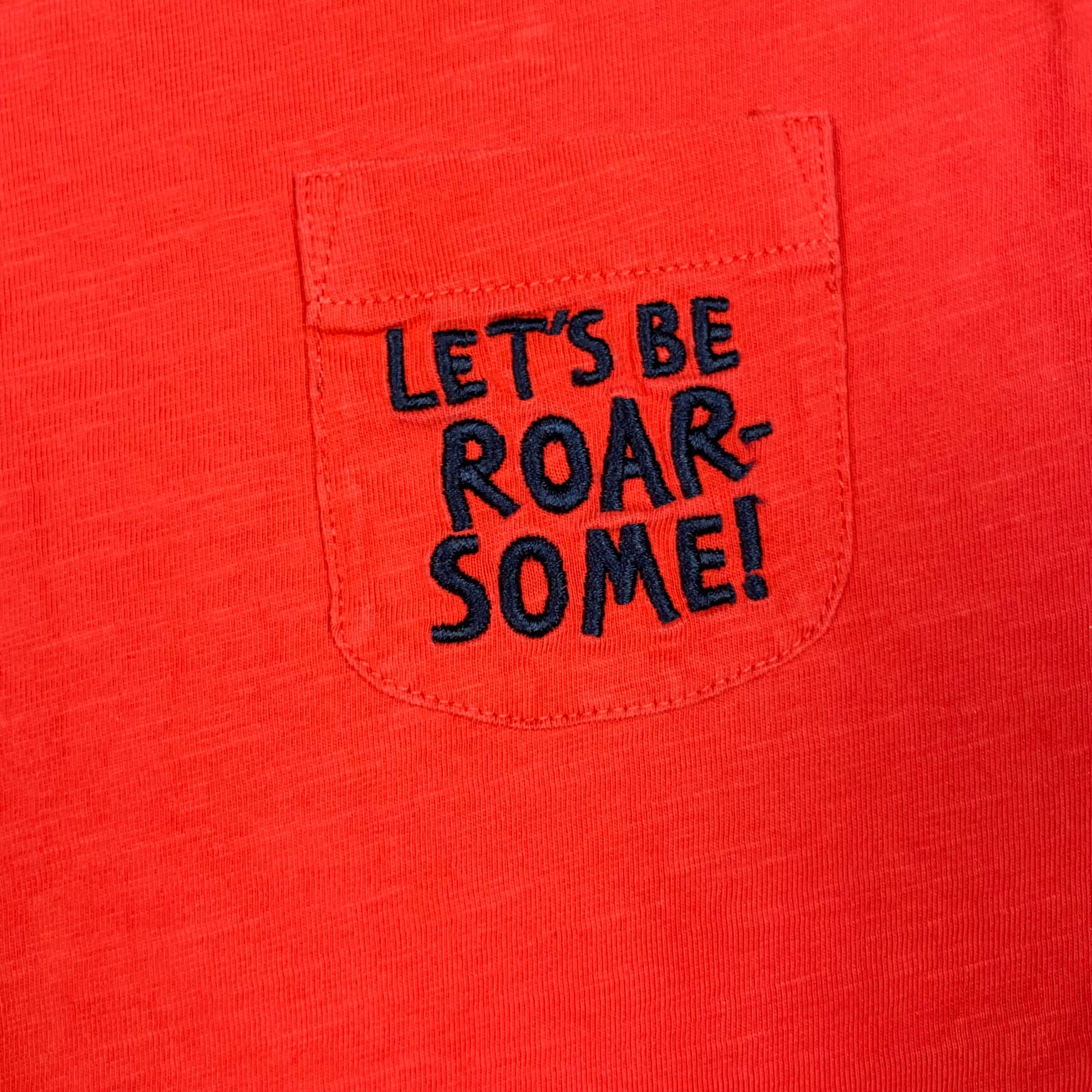 Rotes T-Shirt mit Brusttasche und Schriftzug „Let’s be roarsome!”, Größe 4–5 Jahre – detail