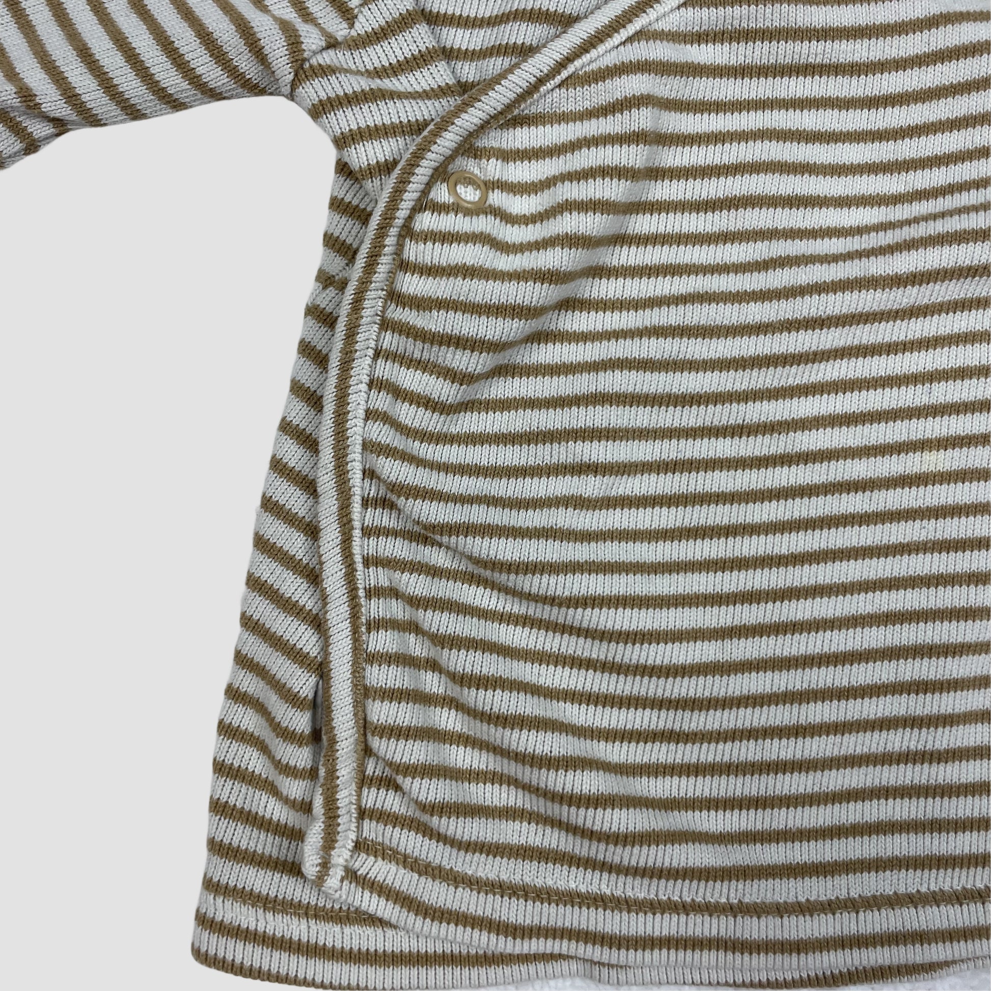 Beige-weiß gestreiftes Wickelshirt mit langen Ärmeln und Druckknöpfen, Größe 6–9 Monate – detail