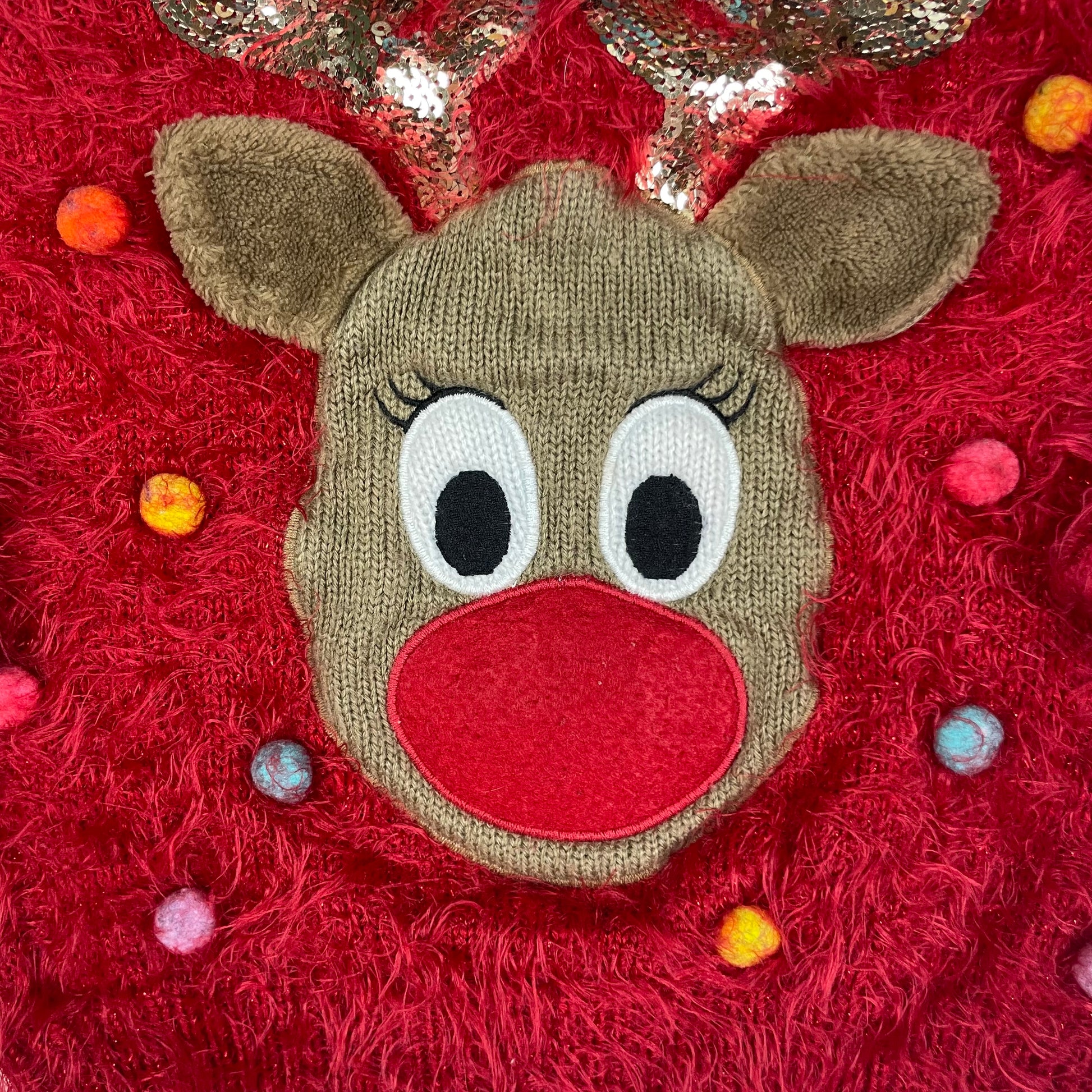 Roter flauschiger Kinderpullover mit Rentier-Applikation und Pailletten-Geweih, Größe 3–4 Jahre – detail