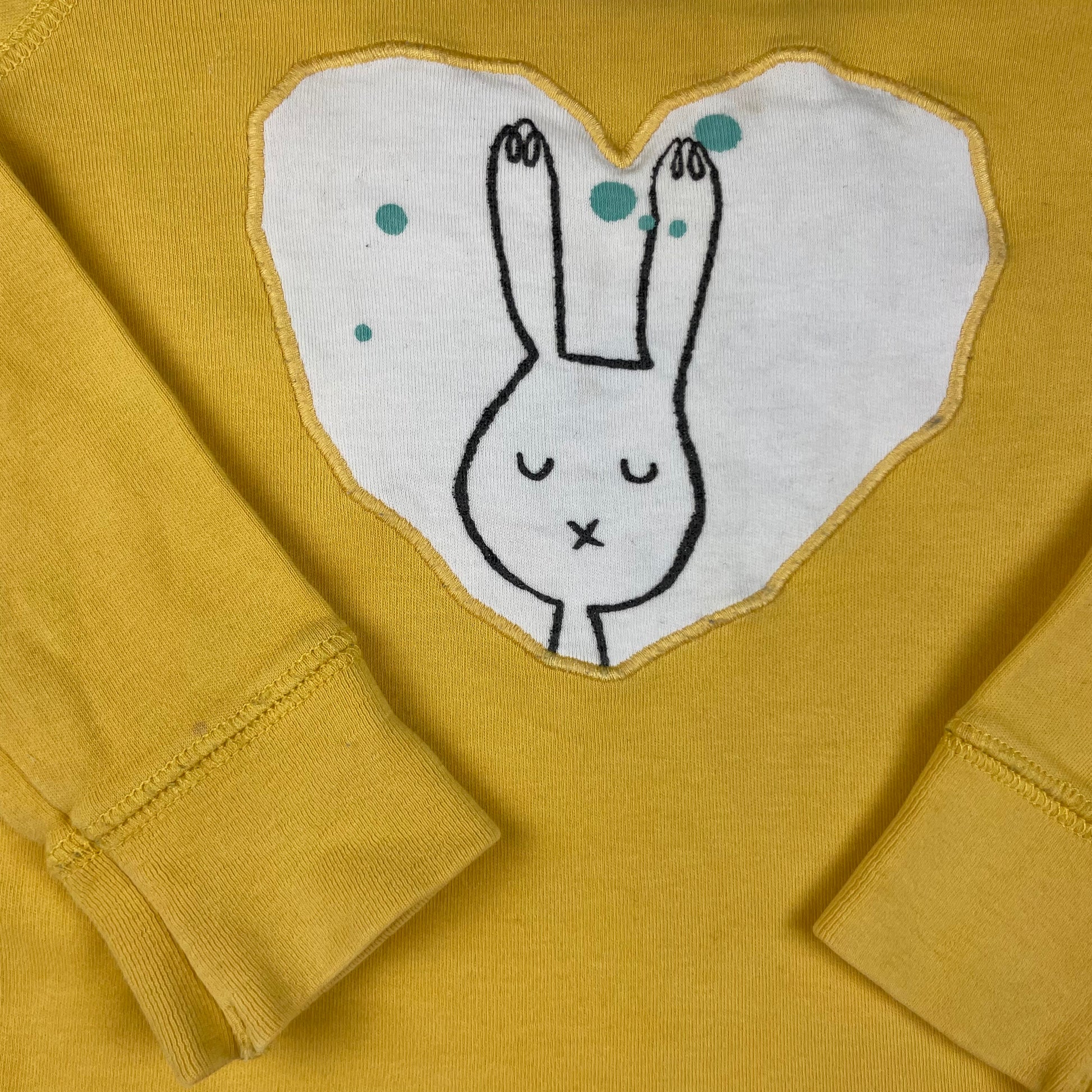 Gelbes Langarmshirt mit Hasen-Applikation, Next, Größe 2–3 Jahre – detail