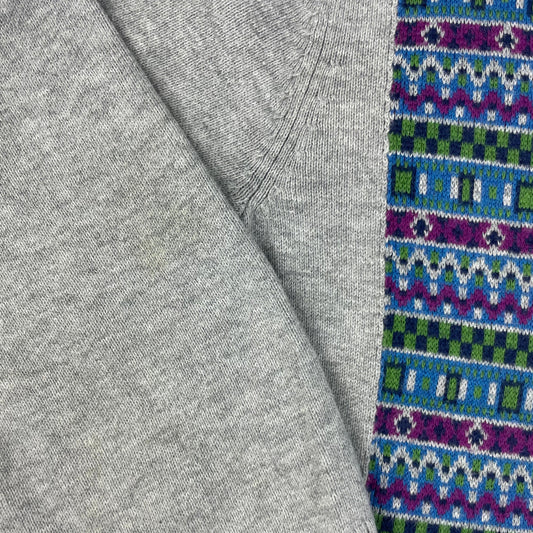 Grauer Kinderpullover mit großem B-Motiv und Schulterknöpfen, Baker by Ted Baker, Größe 4–5 Jahre – detail