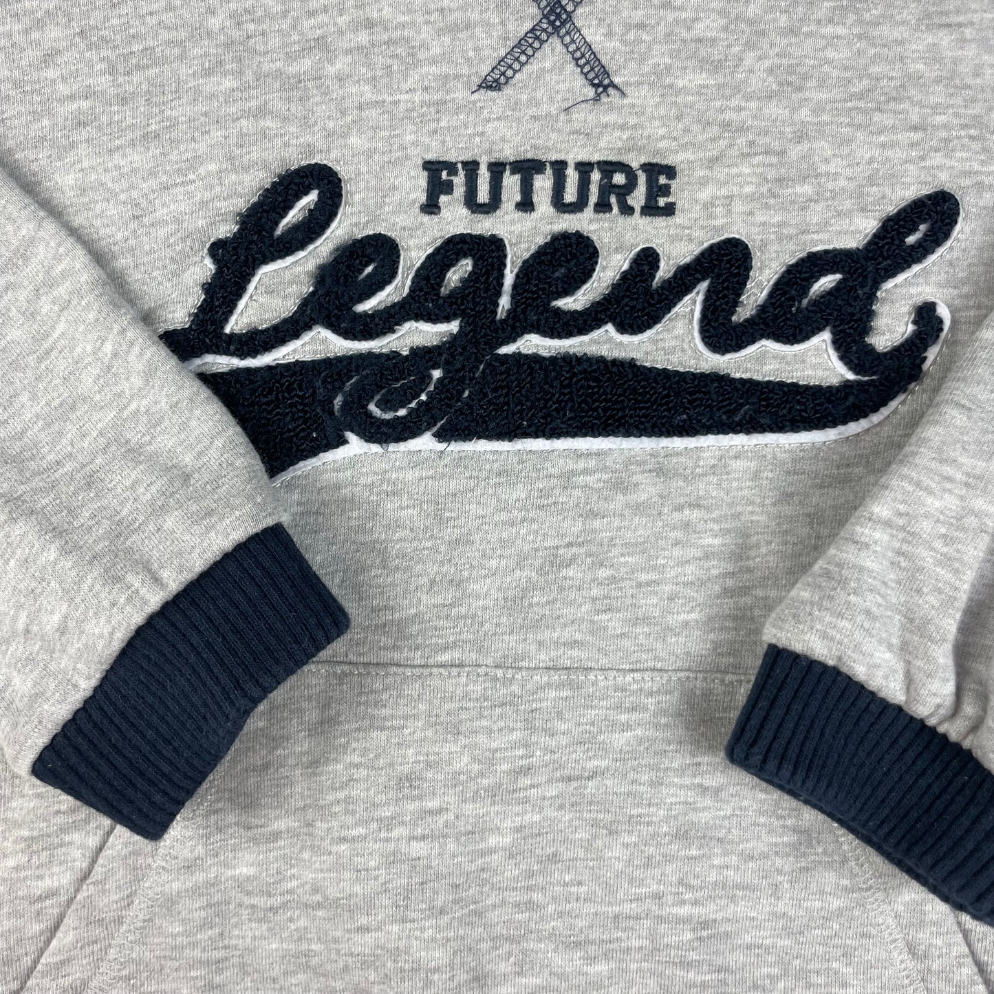 Graues Kinder-Kapuzen-Sweatshirt mit dunkelblauer Kapuze und „Future Legend“-Schriftzug, Größe 4–5 Jahre. – detail
