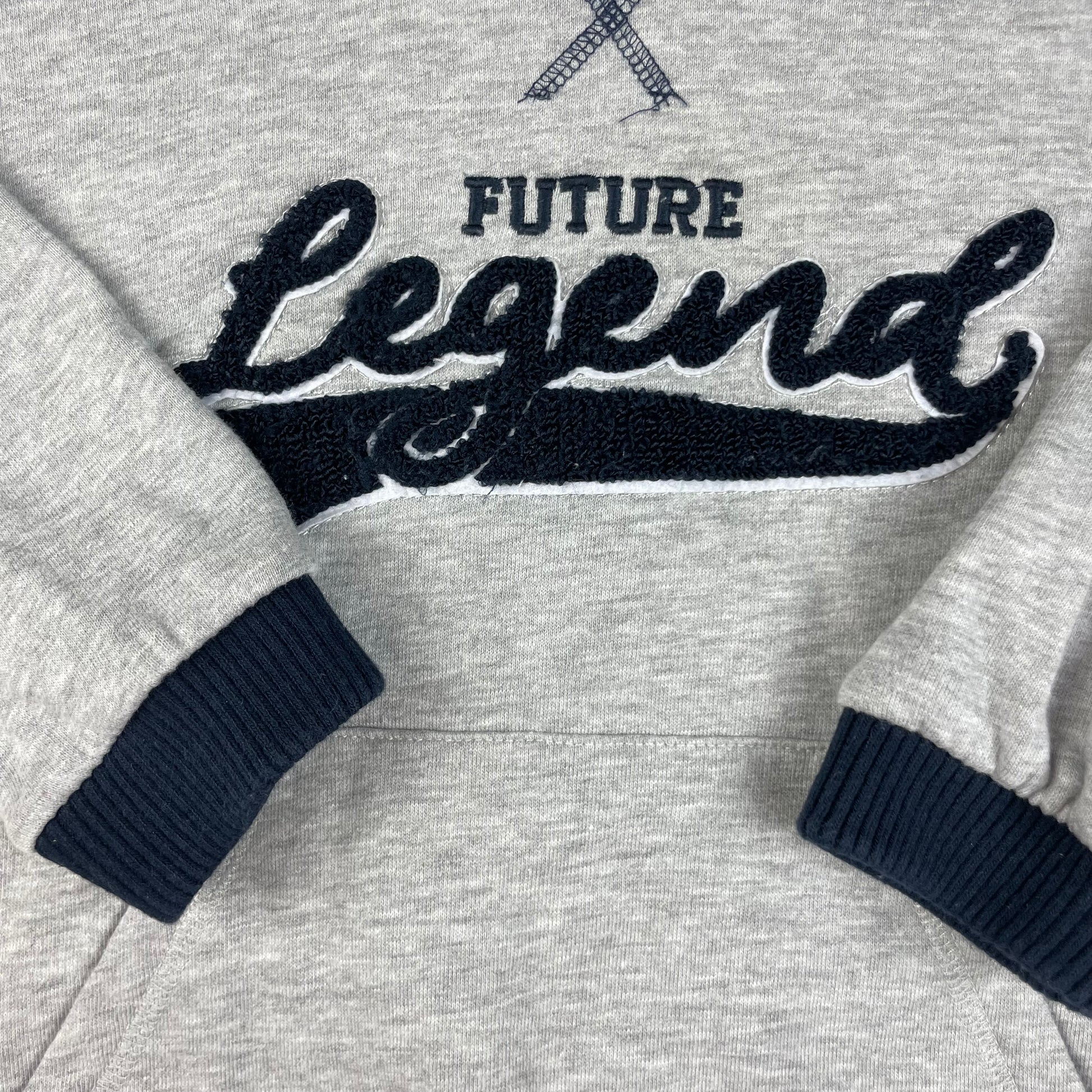 Graues Kinder-Kapuzen-Sweatshirt mit dunkelblauer Kapuze und „Future Legend“-Schriftzug, Größe 4–5 Jahre. – detail