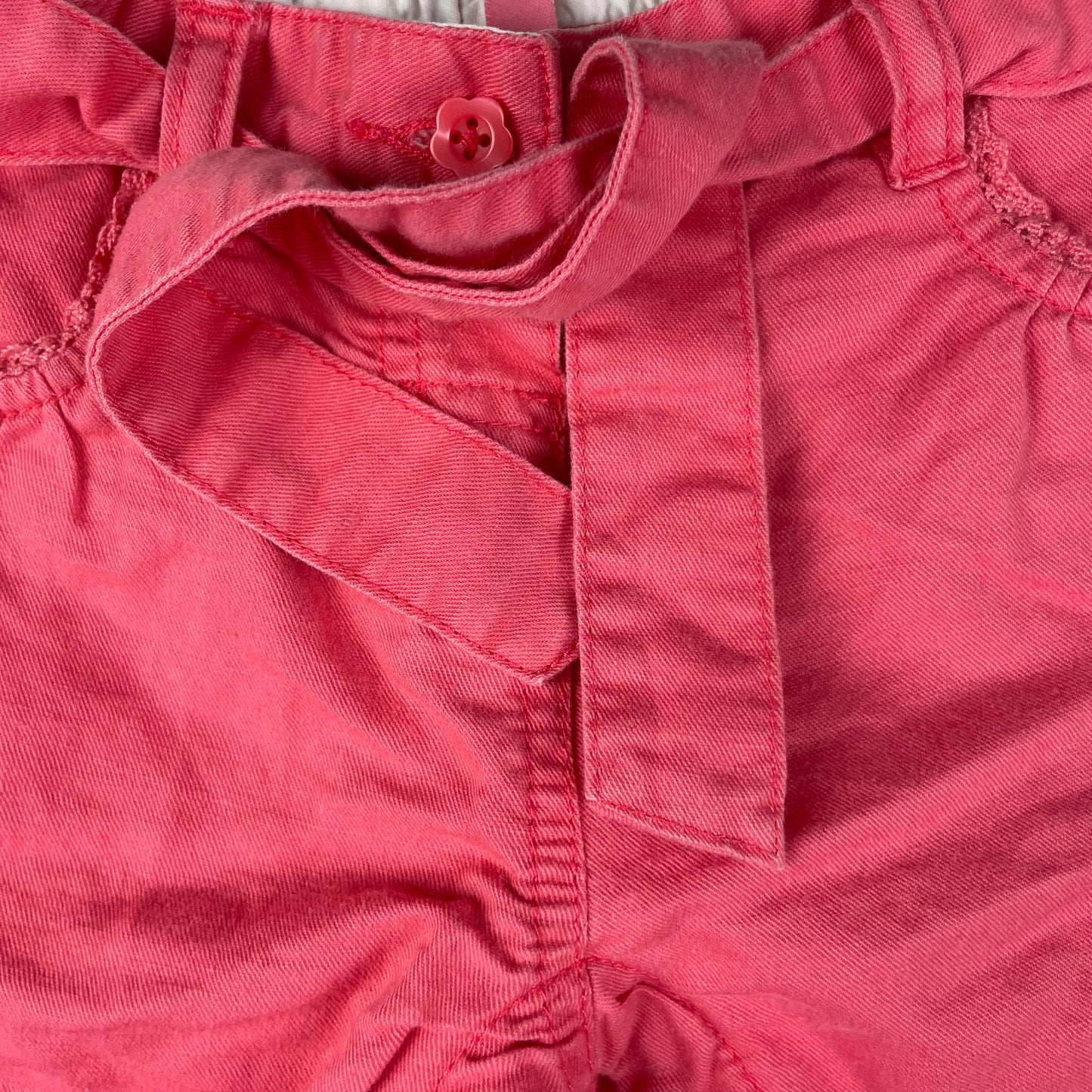 Korallrosa Babyhose mit Blumenstickerei, 6–9 Monate – zip