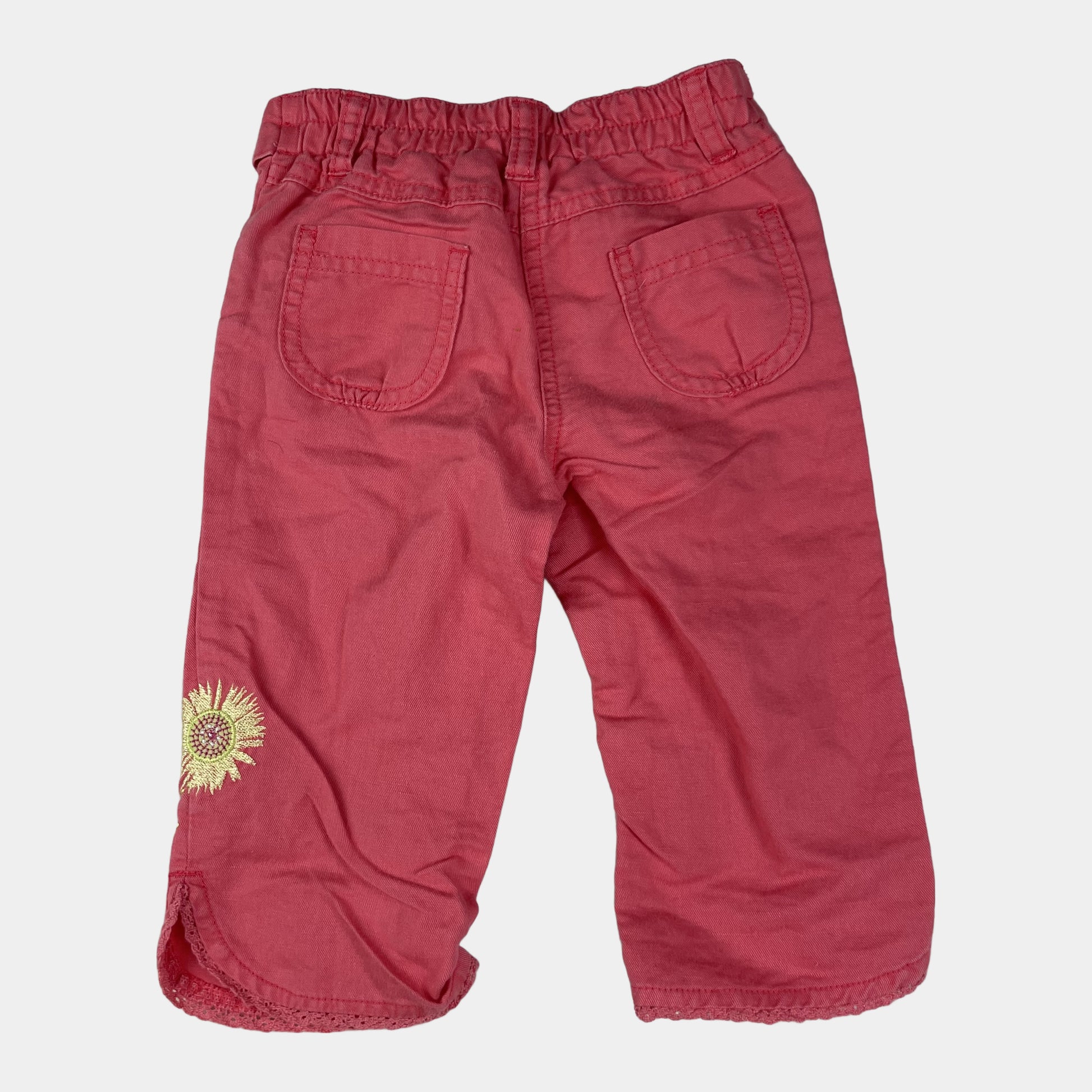 Korallrosa Babyhose mit Blumenstickerei, 6–9 Monate – back